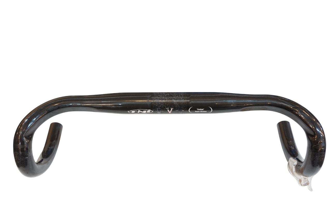 TNI 「ティーエヌアイ」 SUPER SHALLOW CARBON φ31.8 400mm ハンドル / バイチャリ浦和ベース