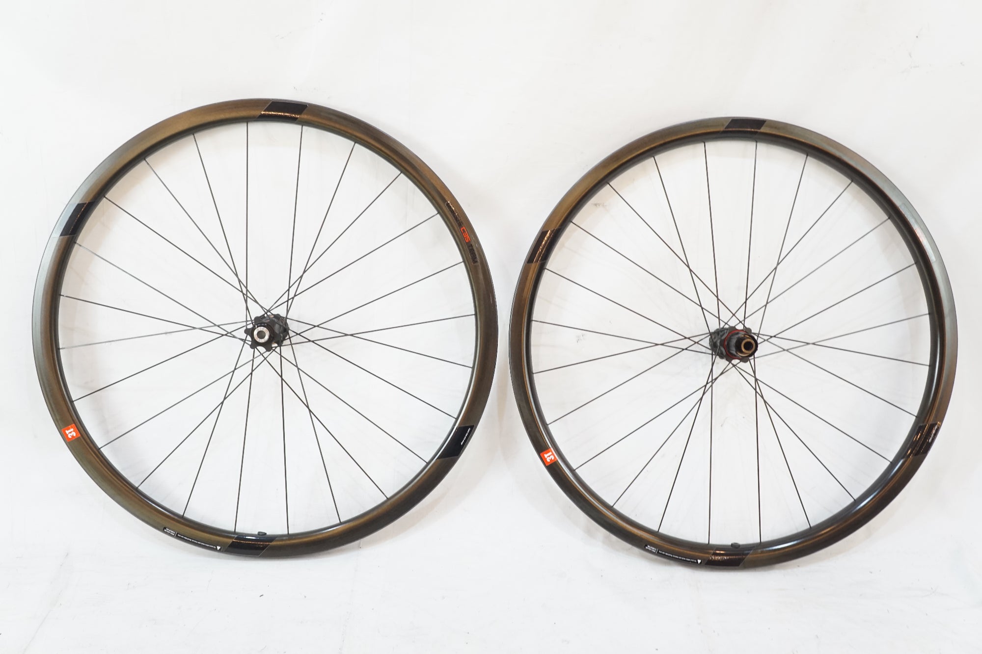 3T 「スリーティー」 DISCUS C35 TEAM STEALTH シマノ11速 ホイールセット / バイチャリ浦和ベース