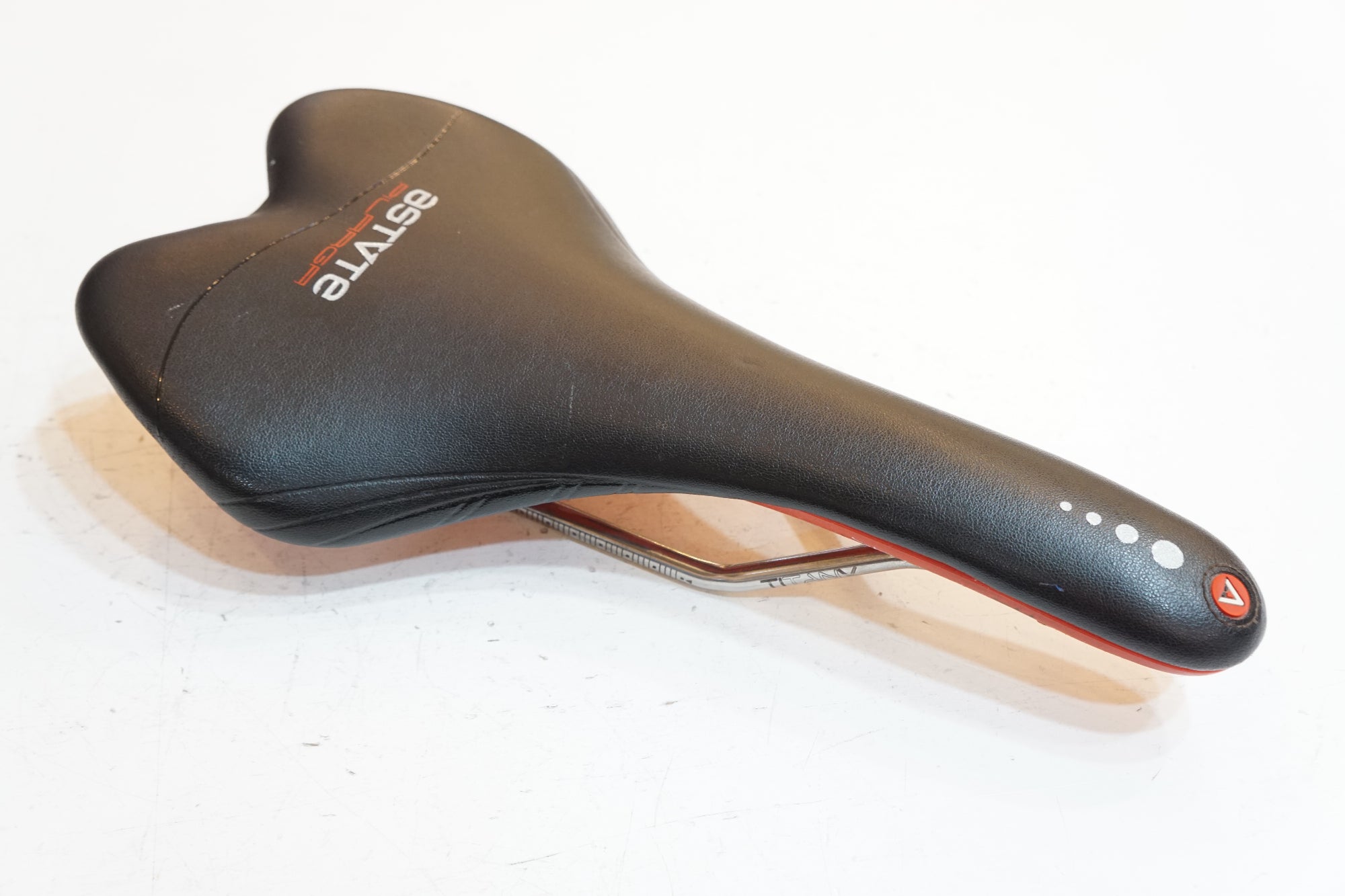 ASTUTE 「アスチュート」 SKYLINE SR サドル / バイチャリ浦和ベース