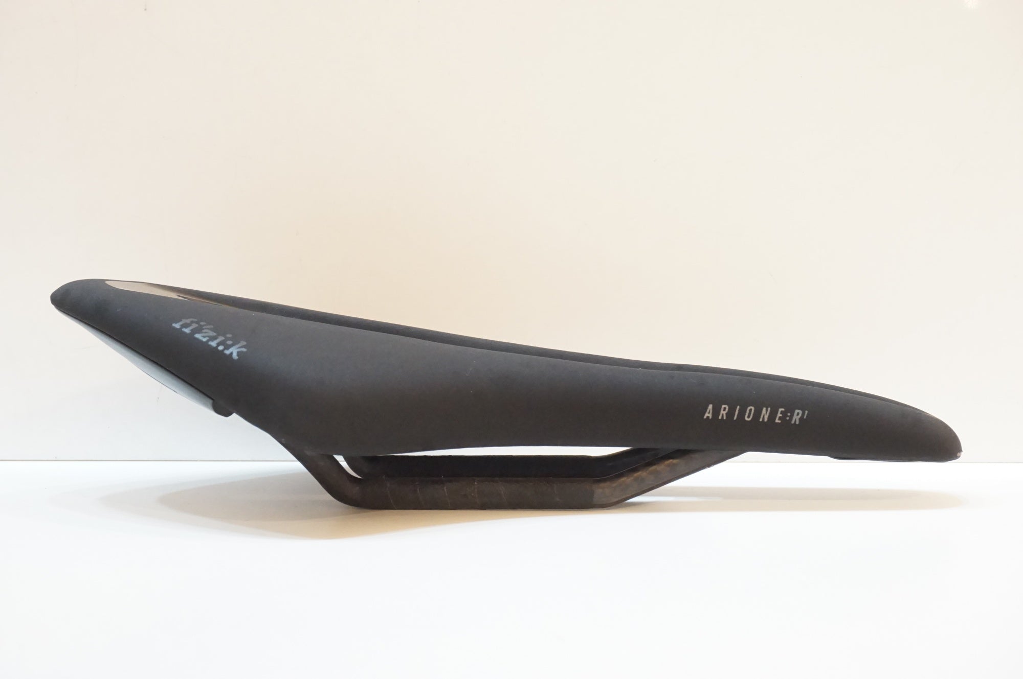 FIZIK 「フィジーク」 ARIONE OPEN R1 サドル / 浦和ベース