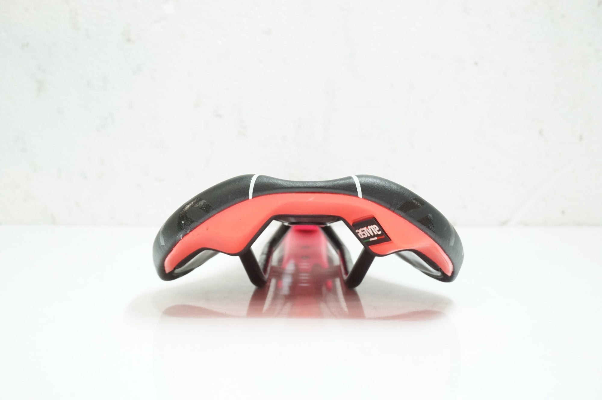 ASTUTE 「アスチュート」 STAR LINE VT サドル / 大宮店