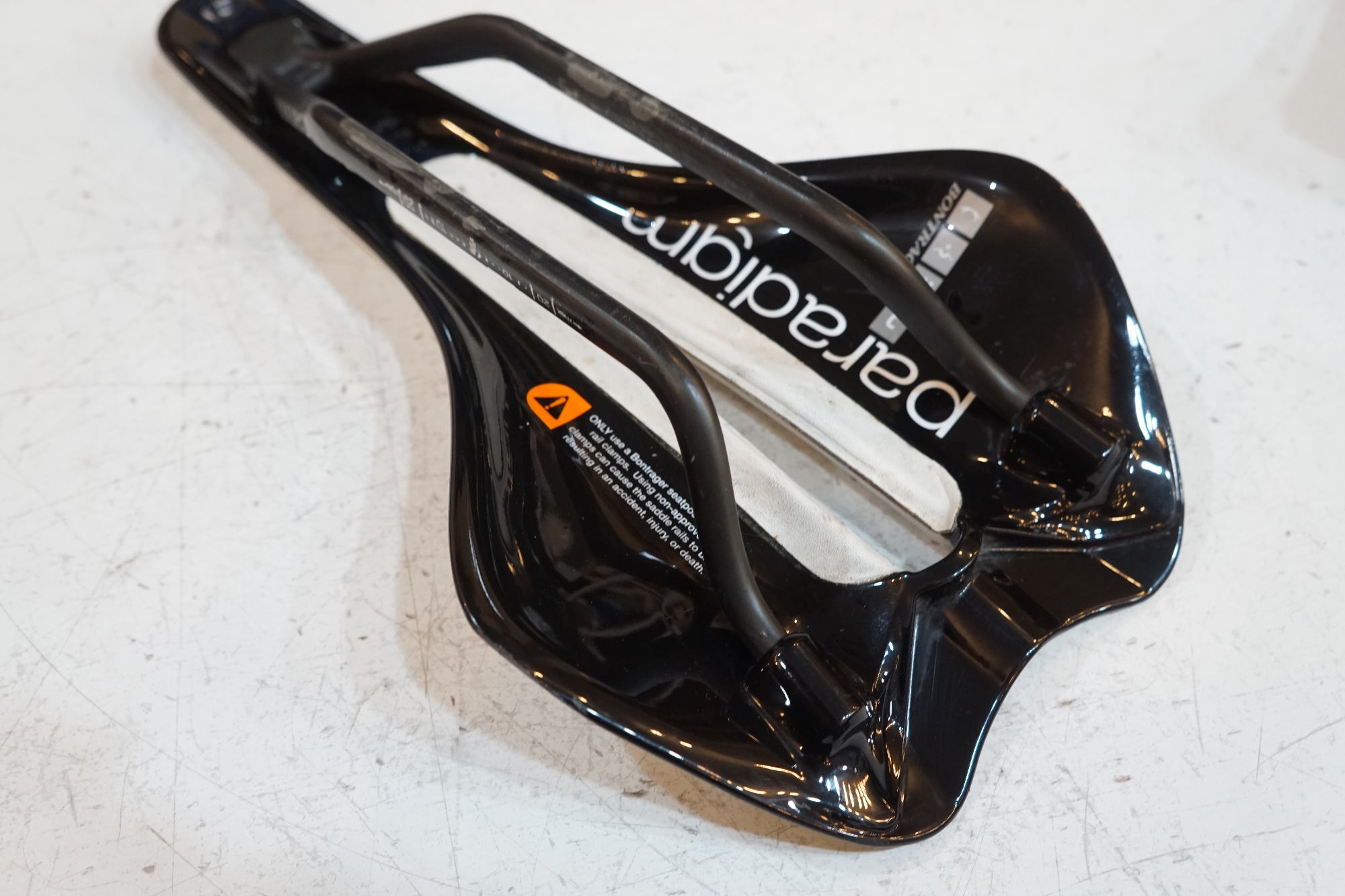 BONTRAGER 「ボントレガー」 PARADIGM XXX CARBON サドル / バイチャリ浦和ベース