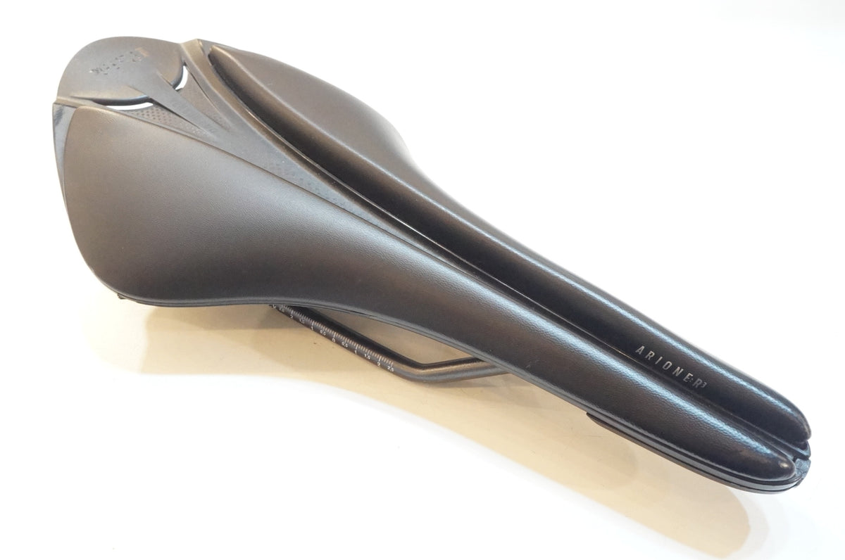 FIZIK 「フィジーク」 ARIONE R3 VERSUS EVO KIUM サドル / 浦和ベース