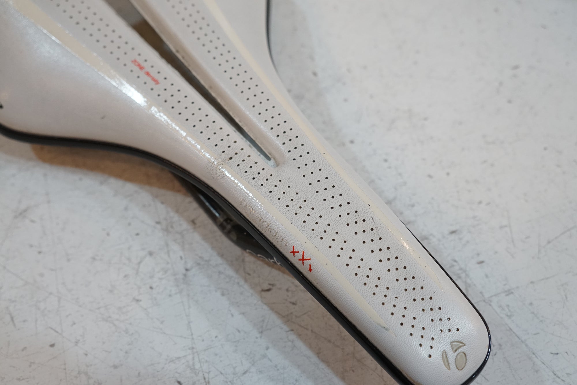 BONTRAGER 「ボントレガー」 PARADIGM XXX CARBON サドル / バイチャリ浦和ベース