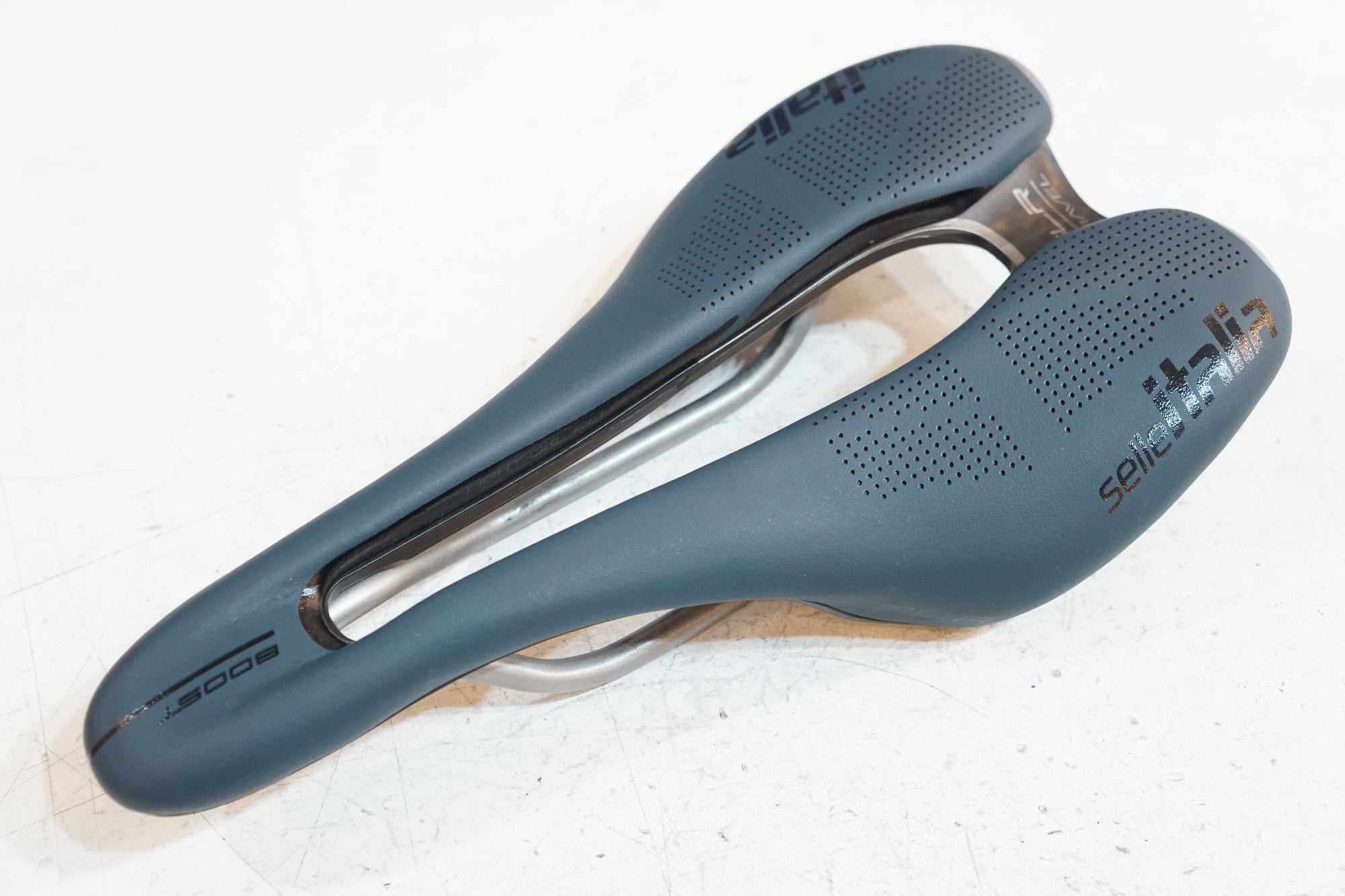 SELLE ITALIA 「セラ イタリア」 BOOST SLR GRAVEL サドル / バイチャリ浦和ベース