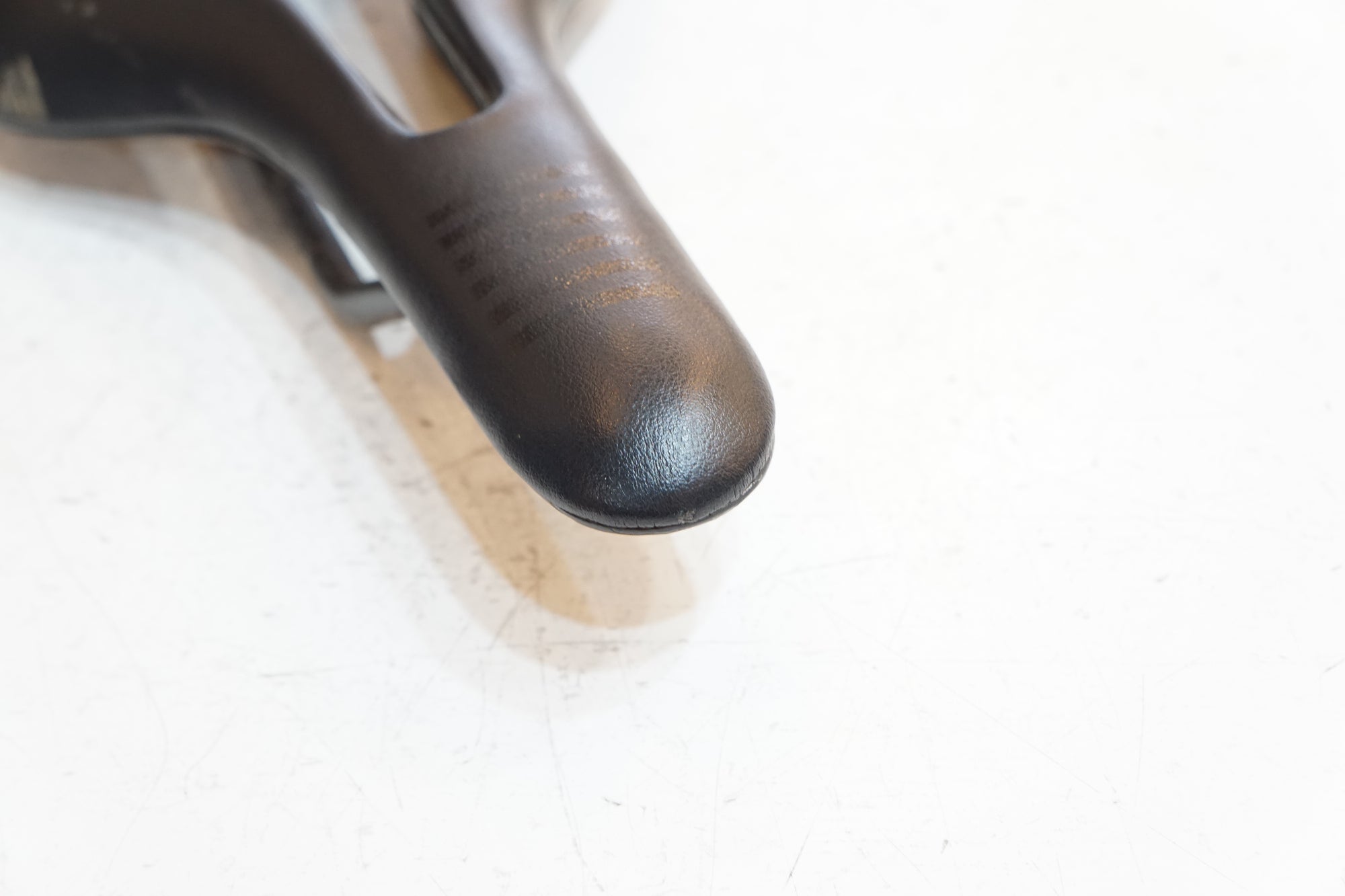 RAPHA 「ラファ」 PRO TEAM CUT OUT サドル / バイチャリ浦和ベース