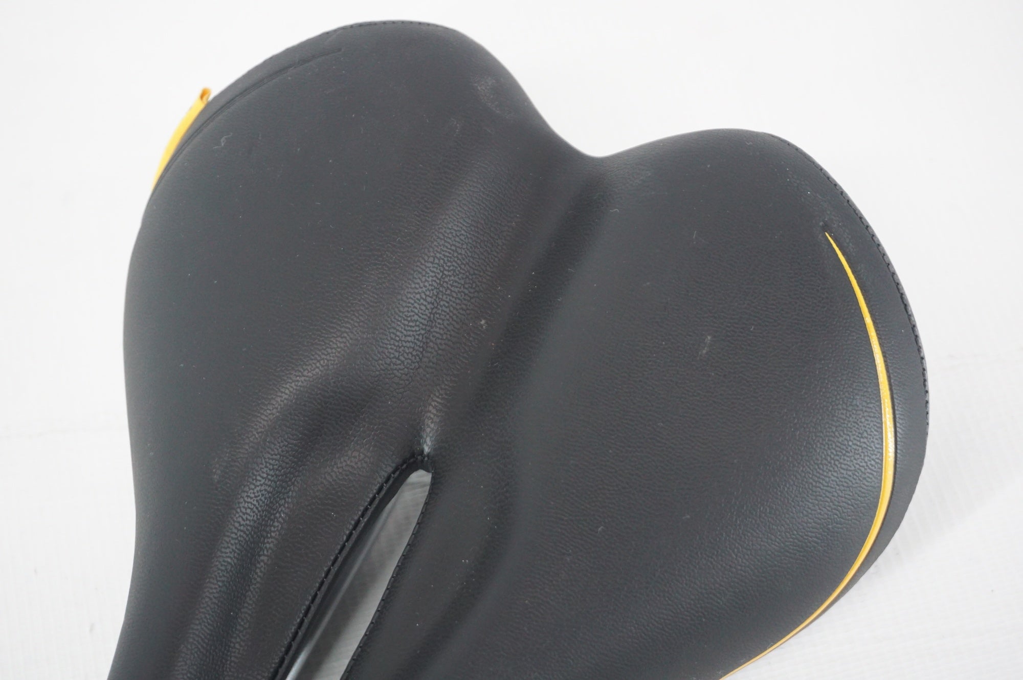 VELO 「ベロ」 サドル / 阪急塚口店