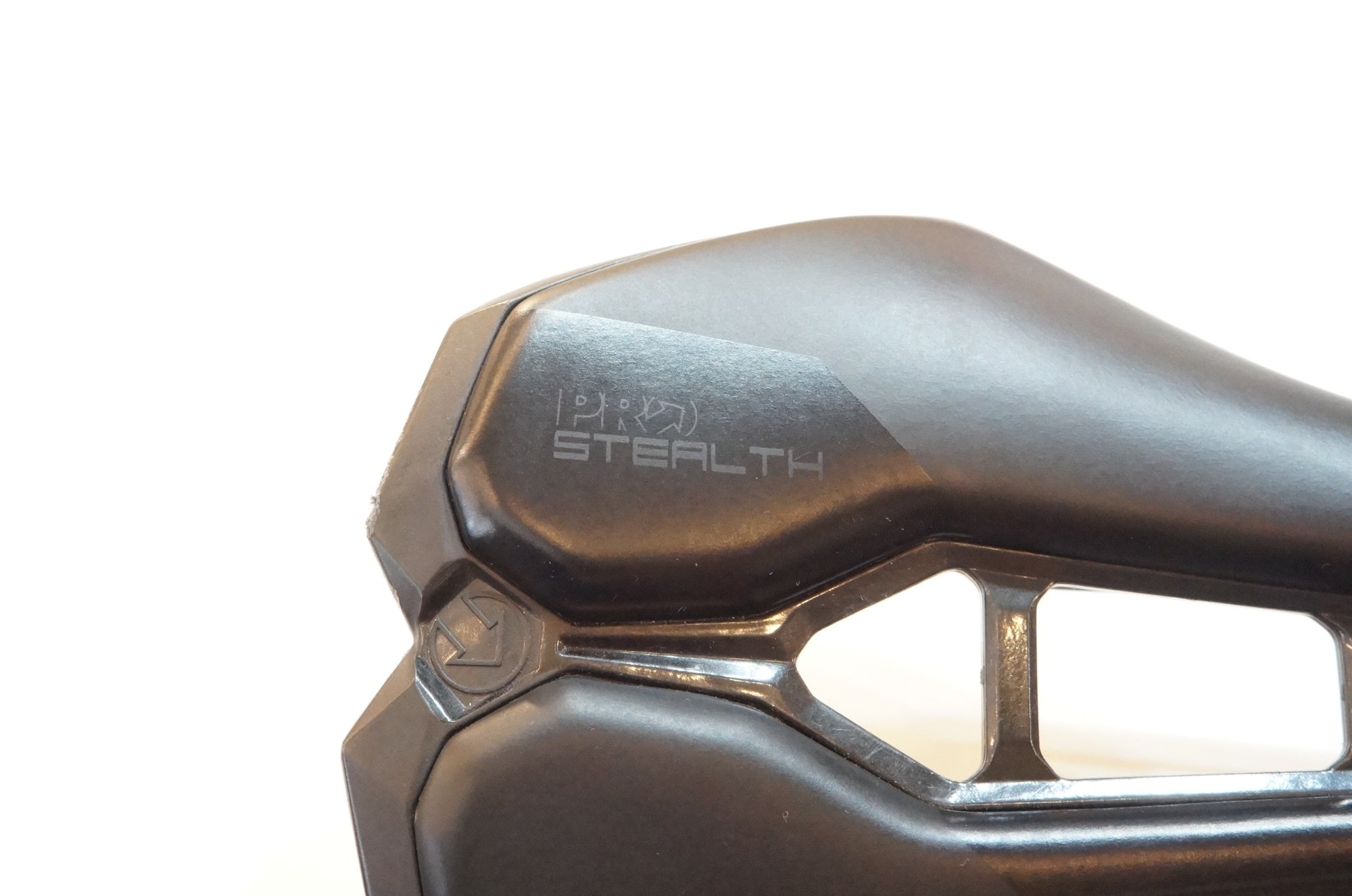 SHIMANO 「シマノ」 PRO STEALTH PERFORMANCE サドル / 浦和ベース