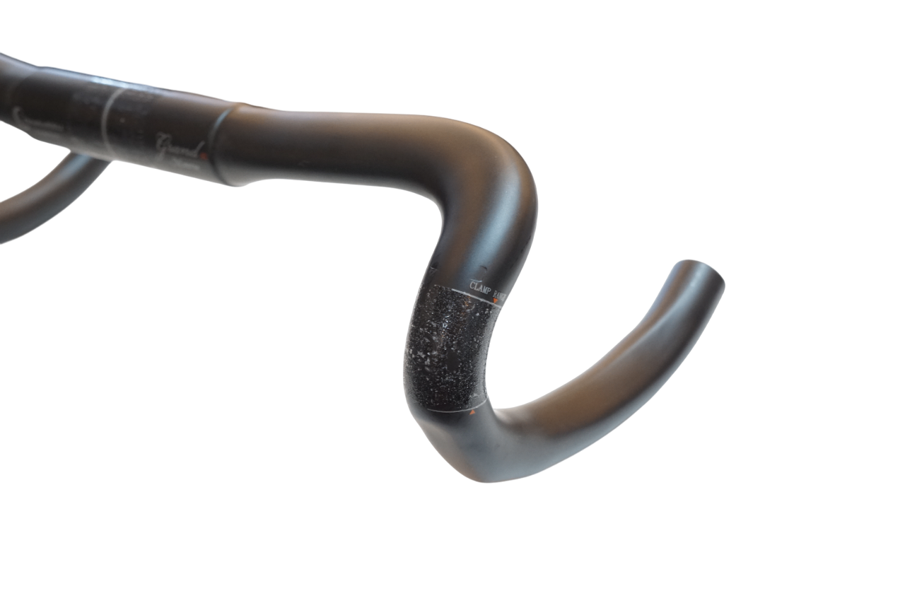 ONEBYESU 「ワンバイエス」 J-CARBON GRAND MONROE SL φ31.8 380mm ハンドル / バイチャリ浦和ベース