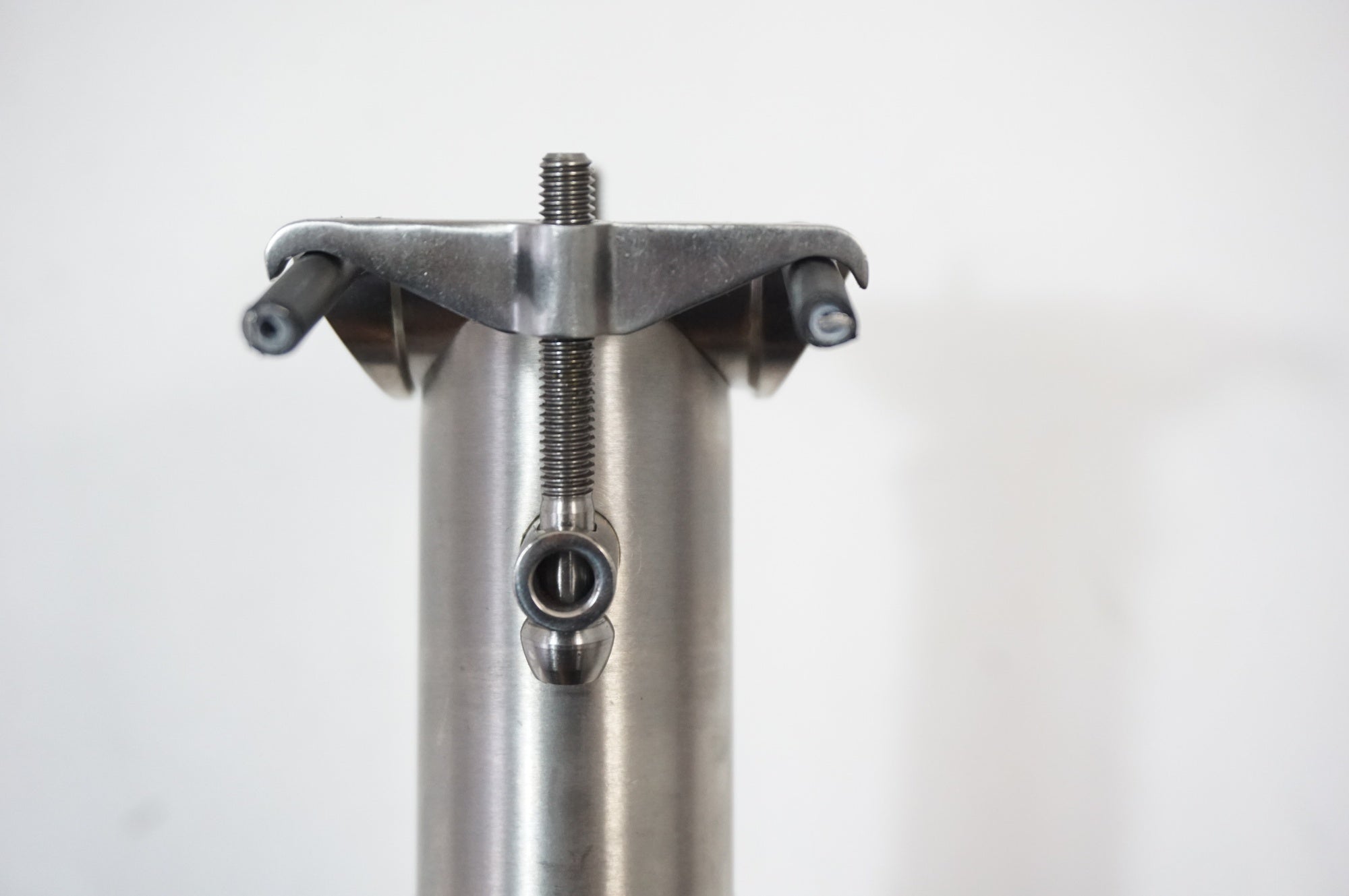 BROMPFICATION 「ブロンフィケーション」 TITANIUM φ31.8 520mm シートポスト / 世田谷店