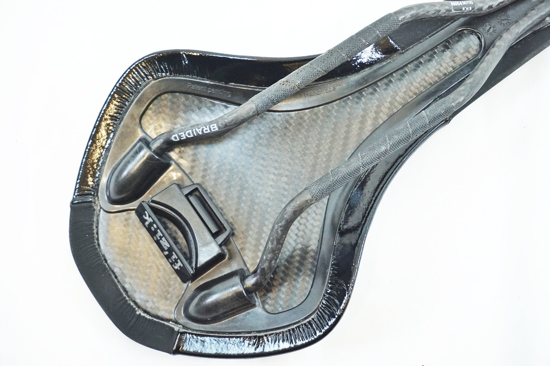 FIZIK 「フィジーク」 ANTARES R1 カーボンレール サドル / 有明ガーデン店