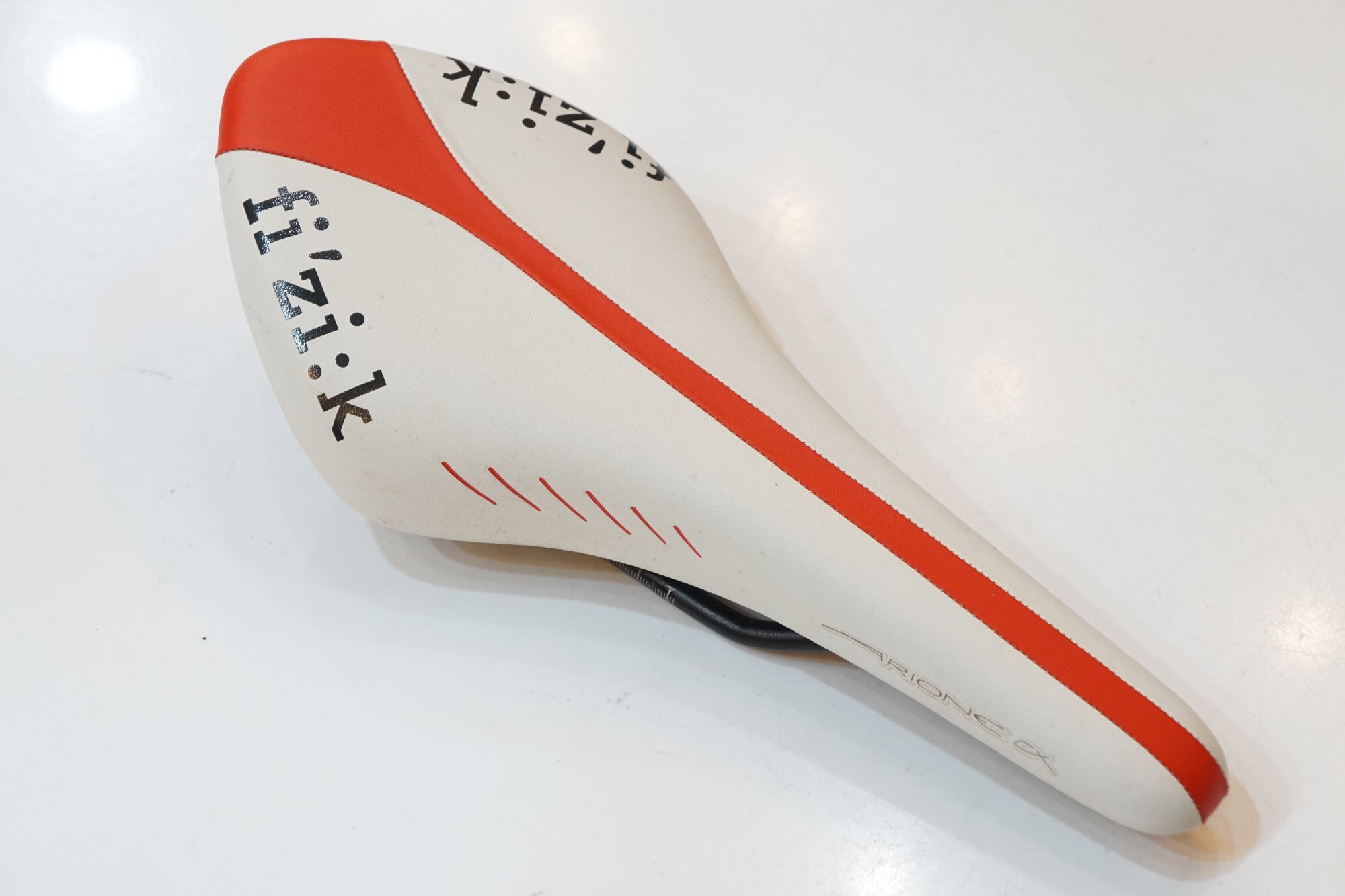 フィジーク fizik アリオネ ARIONE 赤白 kiumレール サドル