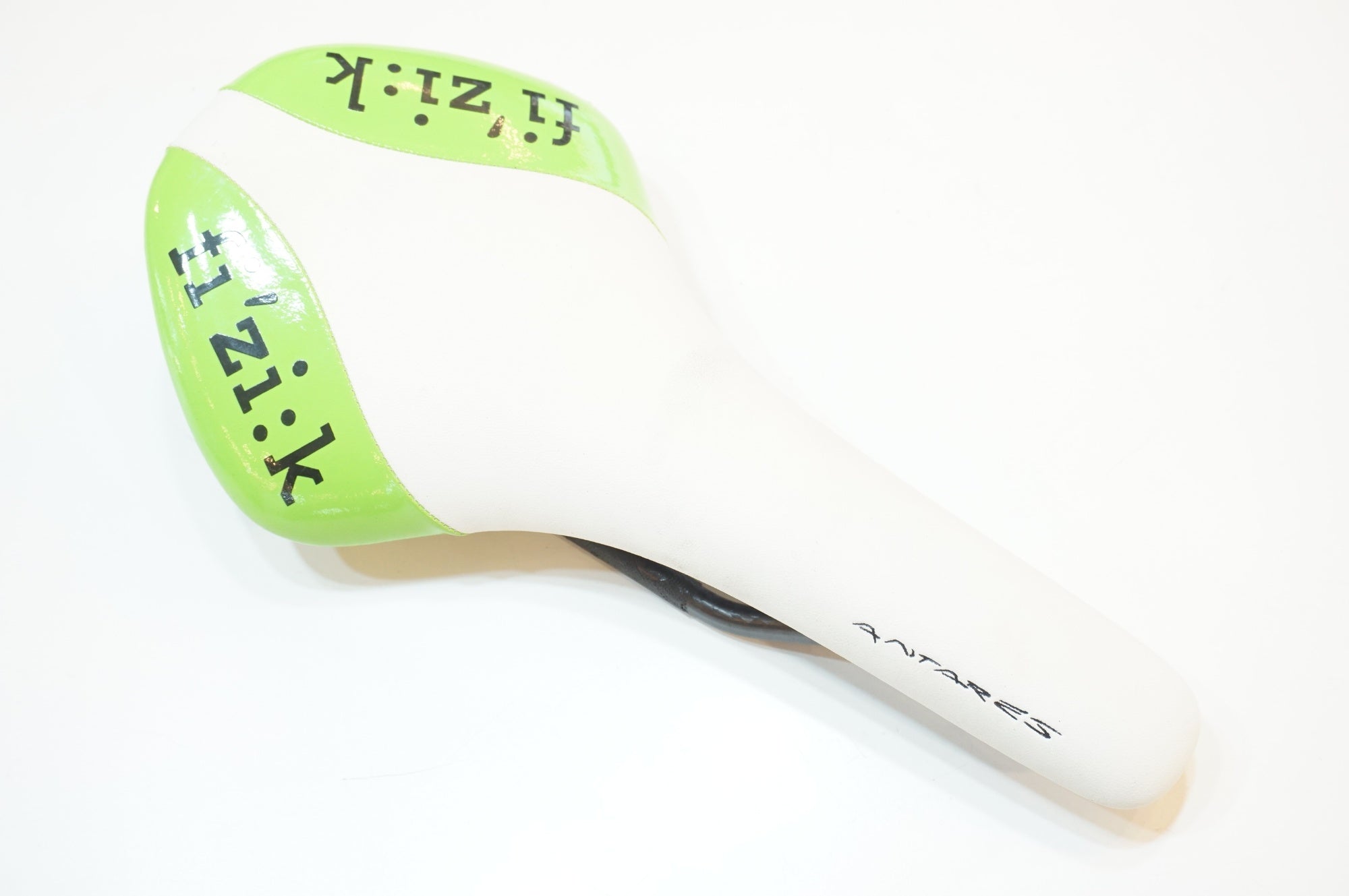FIZIK 「フィジーク」 ANTARES CARBON BRAIDED サドル / 浦和ベース