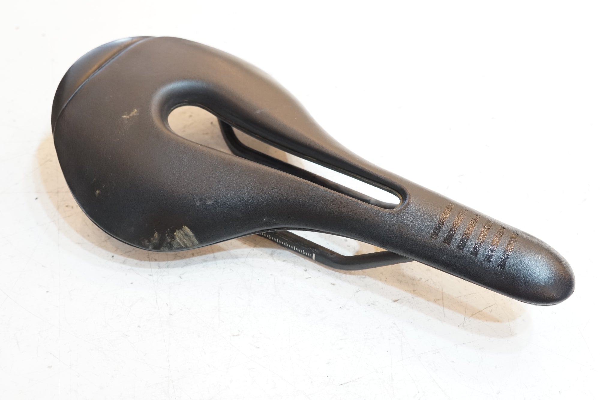 RAPHA 「ラファ」 PRO TEAM CUT OUT サドル / バイチャリ浦和ベース