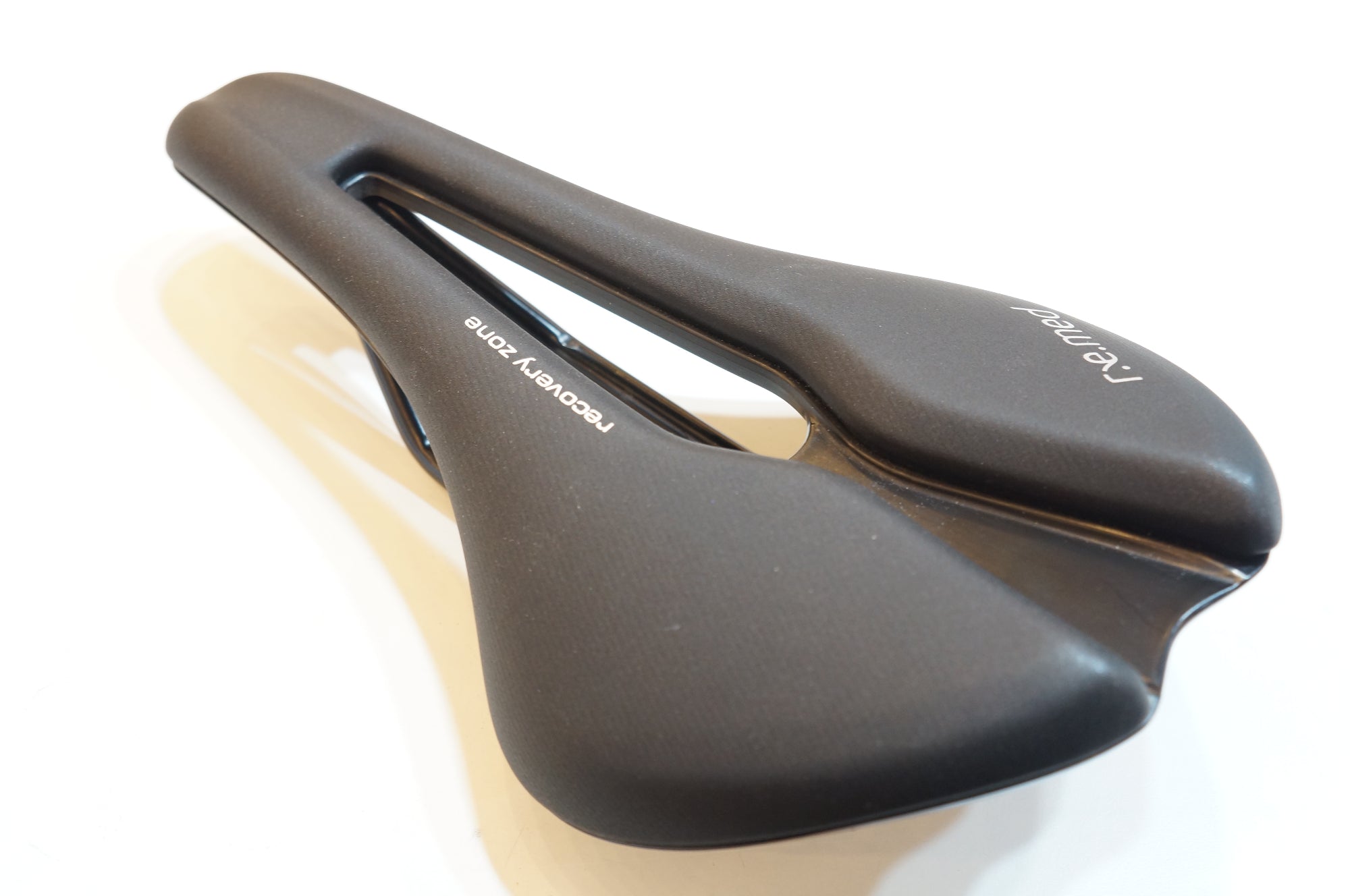 SELLE ROYAL 「セラ ロイヤル」 REMED3 サドル / バイチャリ浦和ベース