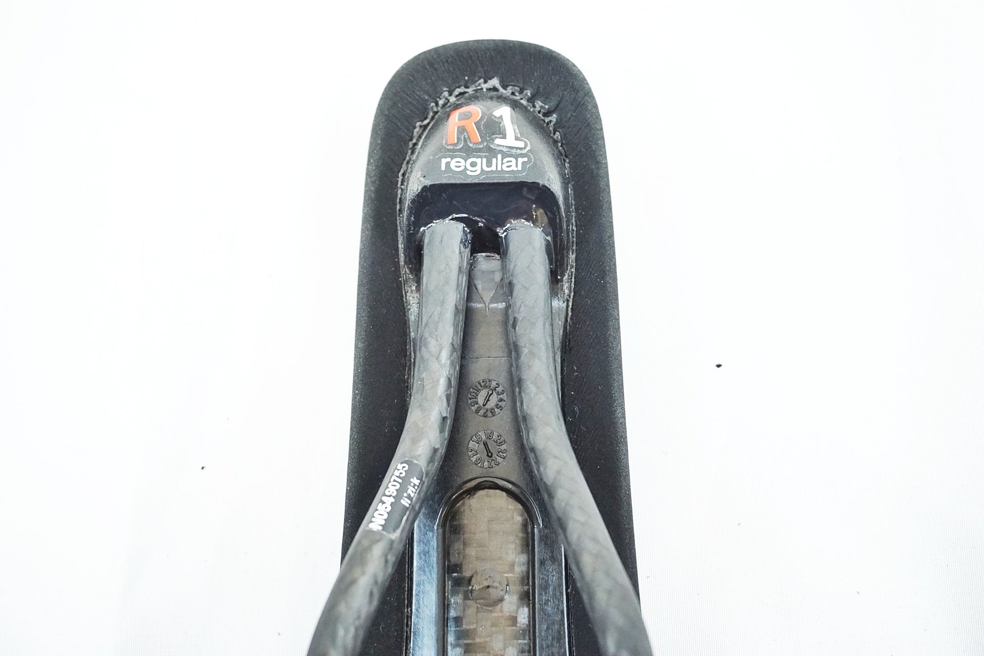 FIZIK 「フィジーク」 ANTARES R1 カーボンレール サドル / 有明ガーデン店