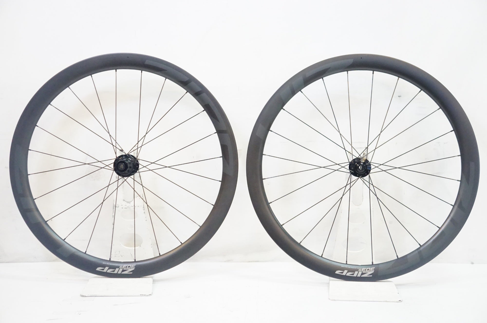ZIPP 303S カーボンホイール Shimano11/12速 Disc 美品 ZIPP 「ジップ」 303S TUBELESS DISC シマノ 11/12速 ホイールセット