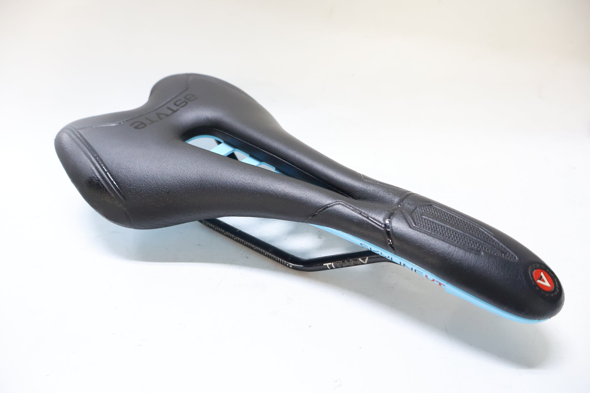 ASTVTE アスチュート MOON RACING カーボン サドル 軽量 ASTVTE サドル ASTVTE アスチュート MOON RACING カーボン サドル 軽量