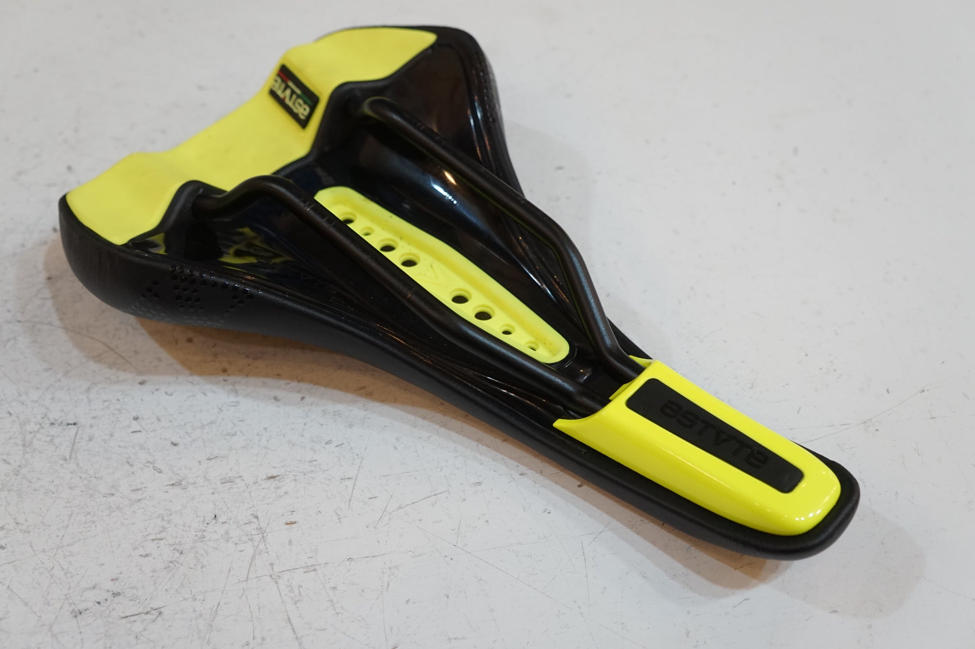 ASTVTE 「アスチュート」 MISSLINE サドル / バイチャリ浦和ベース