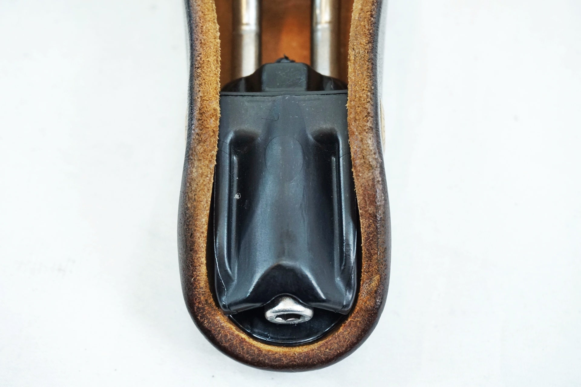 BERTHOUD 「ベルソー」 ARAVIS LEATHER サドル / 有明ガーデン店