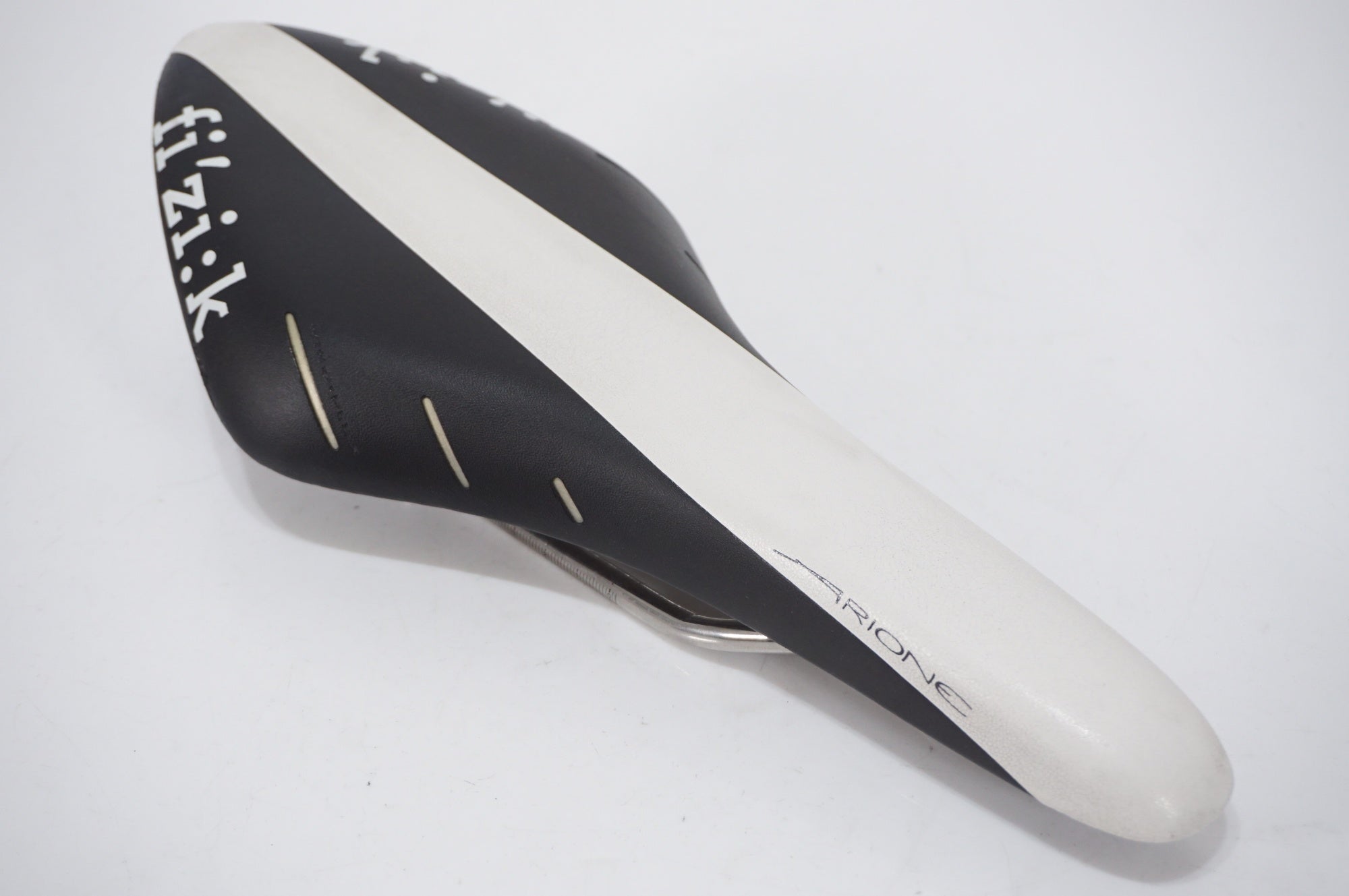 極美品　fizik ARIONE 00 最終値下げセール！ FIZIK 「フィジーク」 ARIONE サドル / AKIBA店 ｜ バイチャリ公式