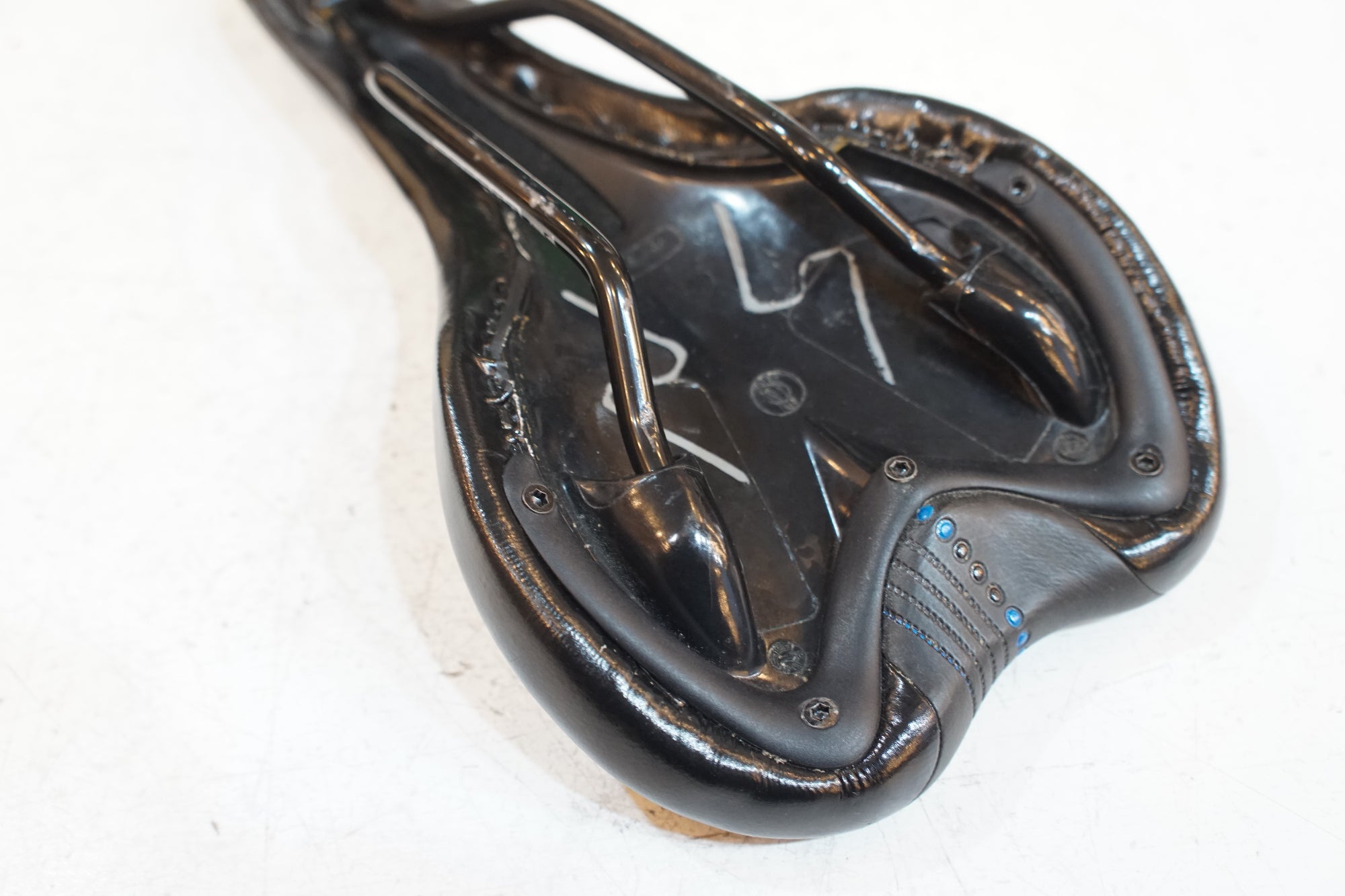 VELO 「ベロ」 CANNONDALE サドル / バイチャリ浦和ベース