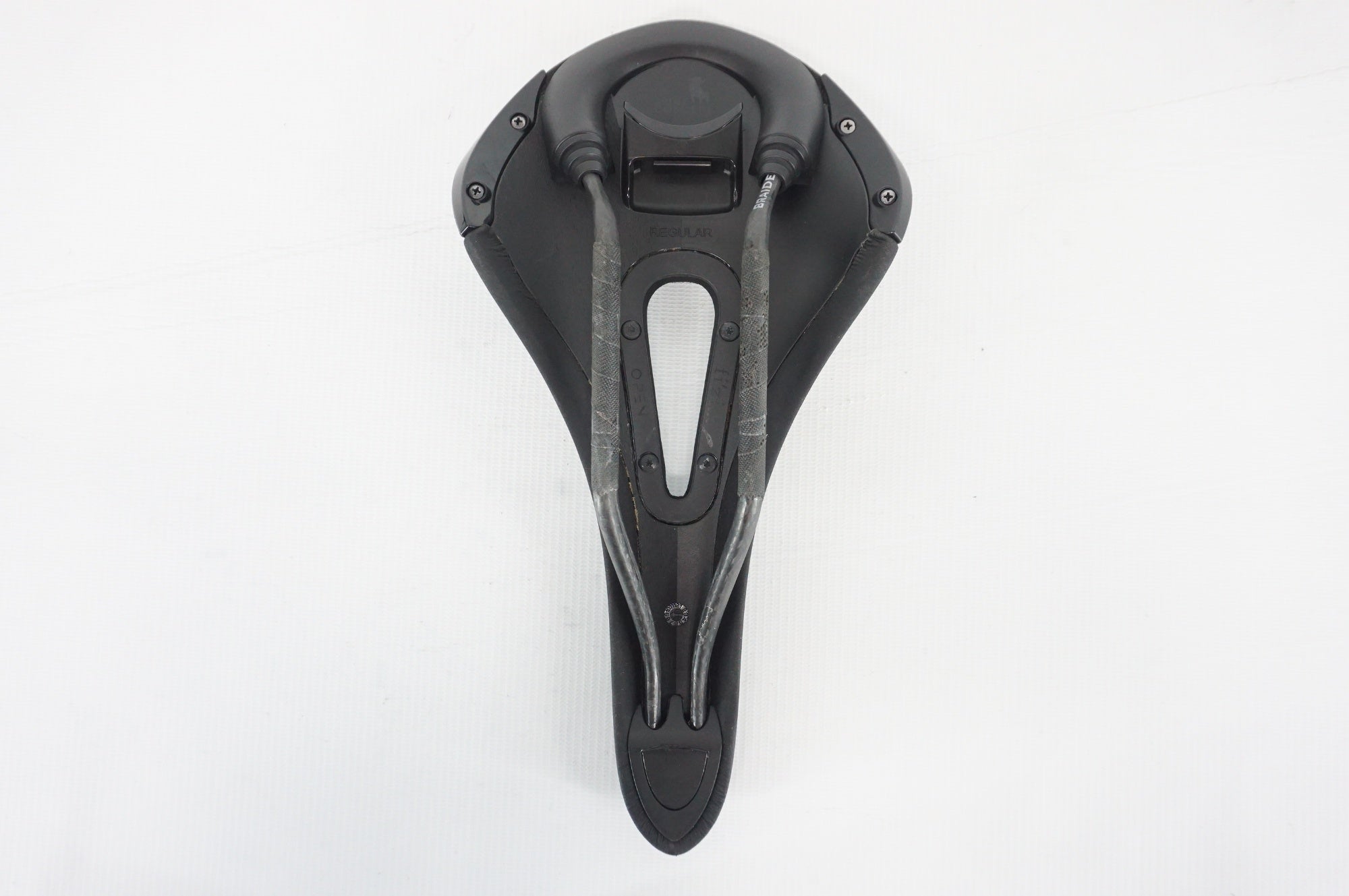 FIZIK 「フィジーク」 ALIANTE R1 OPEN FOR BULL CARBON サドル / 阪急塚口店