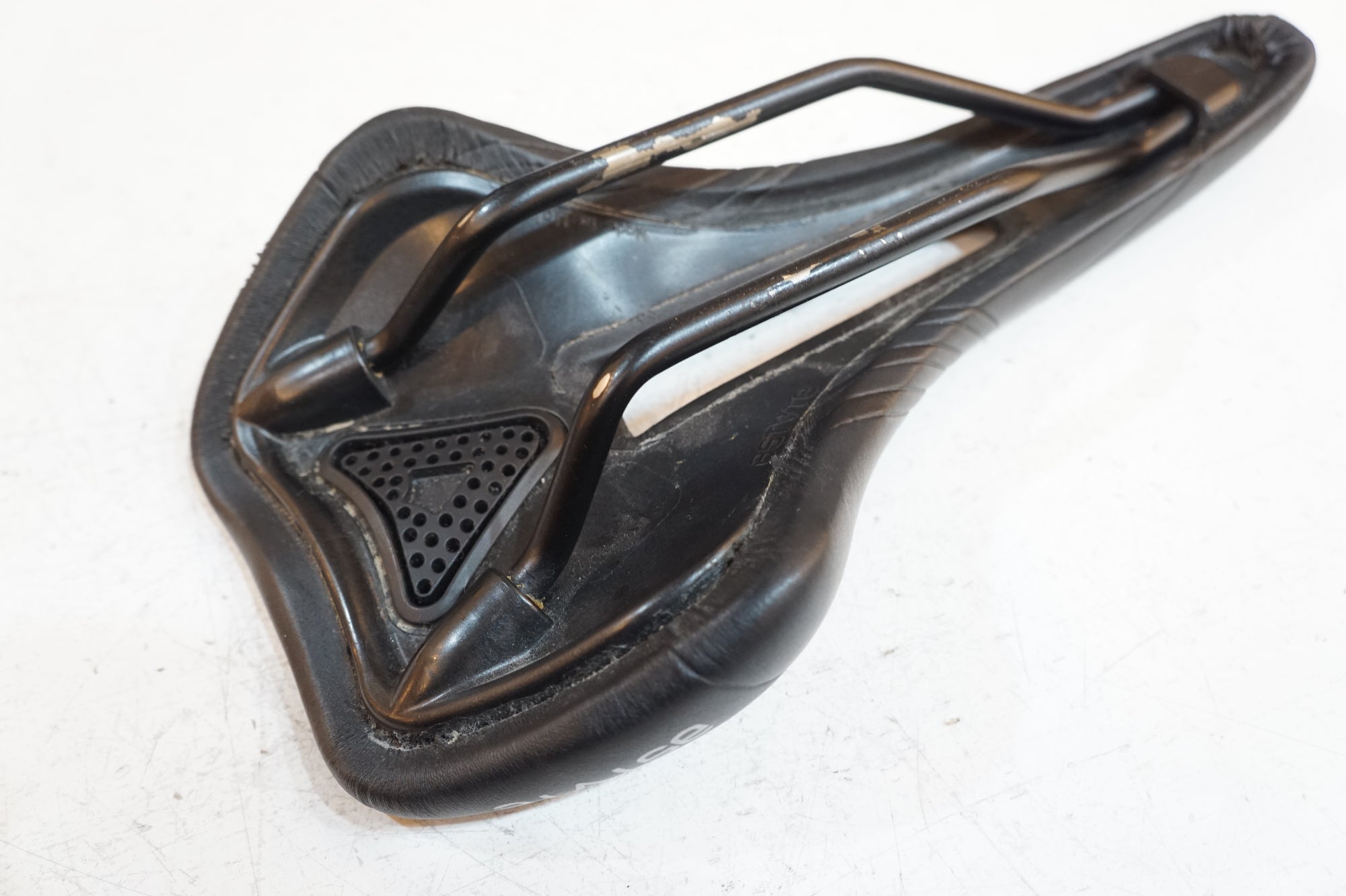 ASTUTE 「アスチュート」 SUN VT サドル / バイチャリ浦和ベース