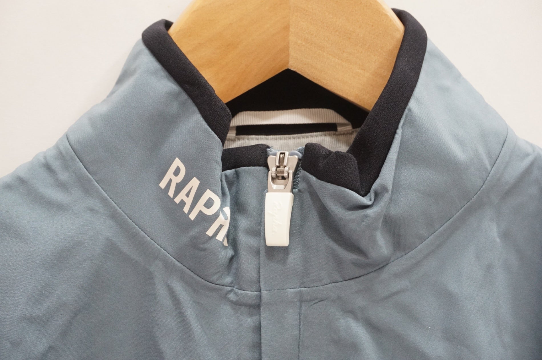 RAPHA 「ラファ」 PRO TEAM RACE CAPE Sサイズ ジャケット / 大宮店
