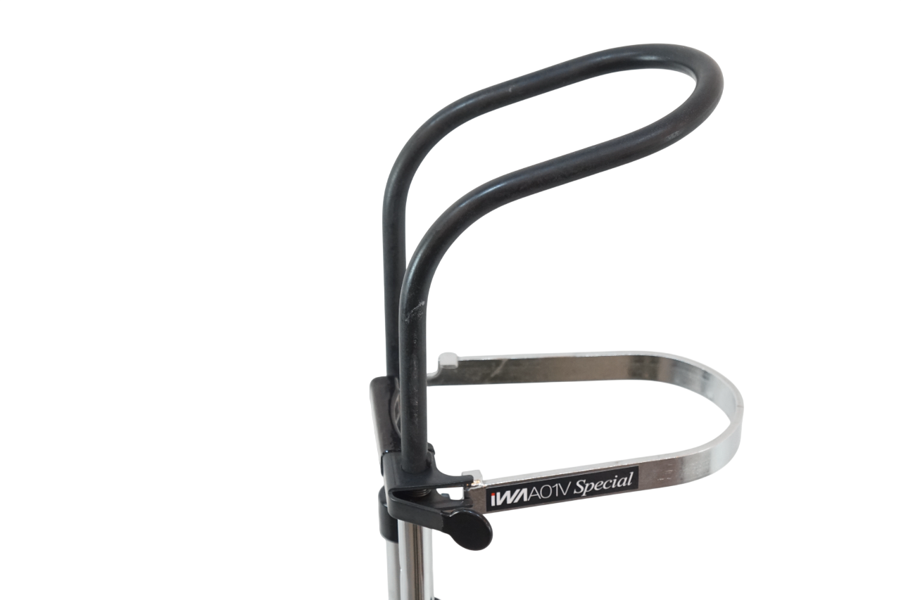 IWA 「イワ」 A01V SPECIAL ディスプレイスタンド / バイチャリ浦和ベース