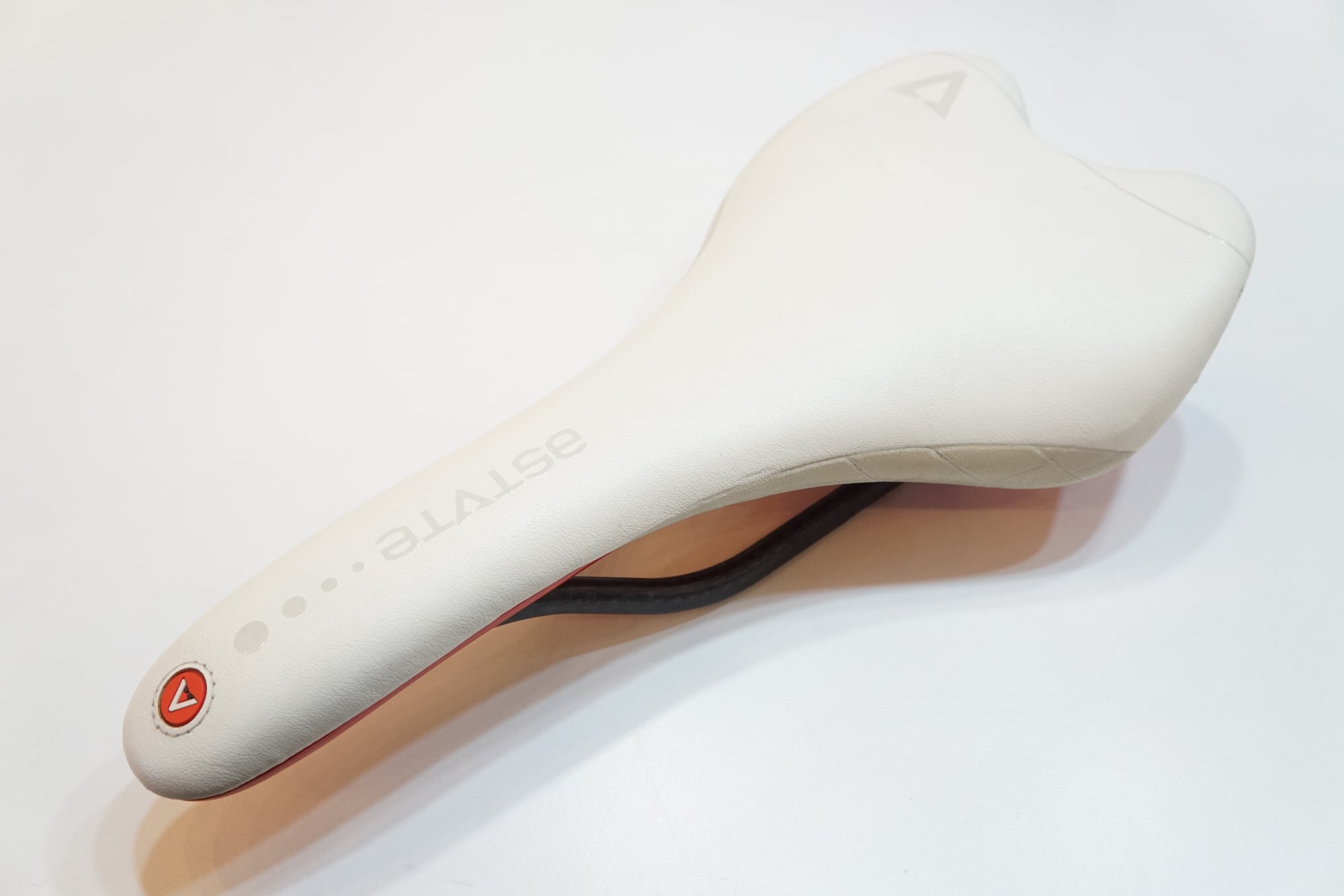 ASTVTE 「アスチュート」 SKYLITE SR サドル / バイチャリ浦和ベース