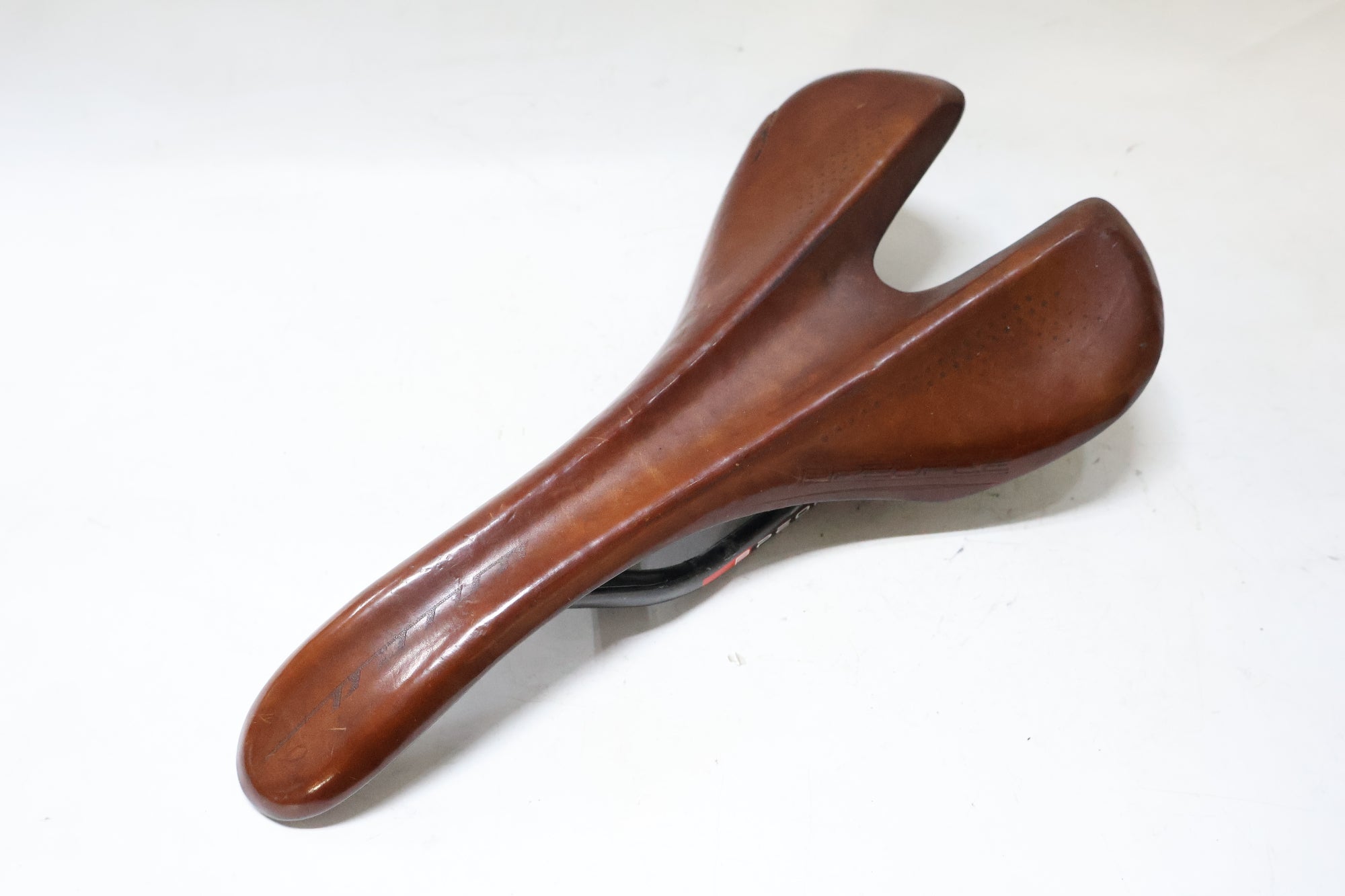 B-PEOPLE 「ビーピーポー」 UNICA カーボンサドル / 高知店