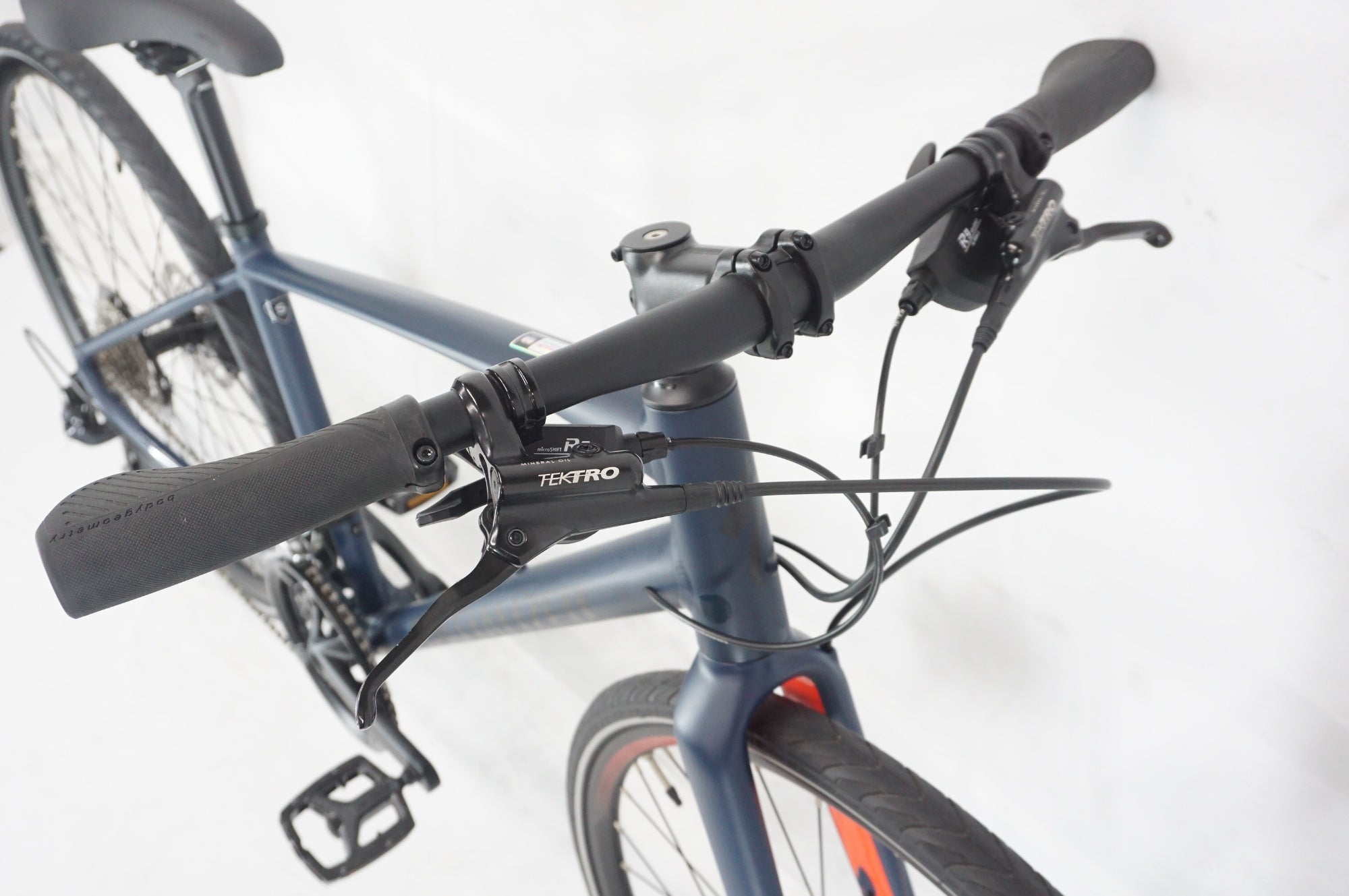 自転車本体 Sirrus 2018 エントリークロスバイク「SIRRUS」(シラス)2018年モデル入荷