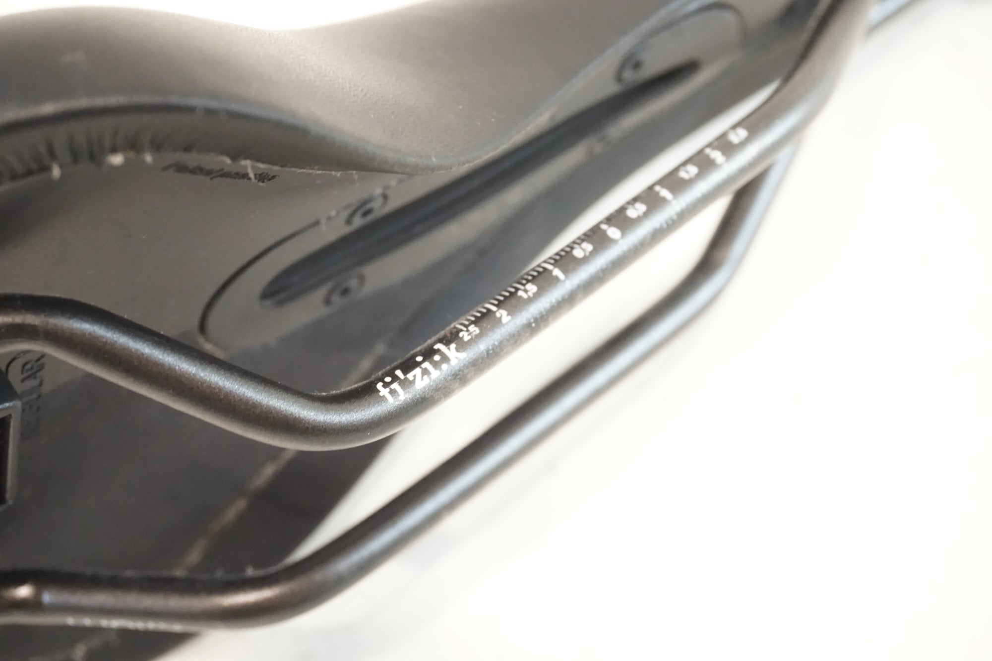 FIZIK 「フィジーク」 ANTARES R3 OPEN KIUMレール サドル / 横浜戸塚店