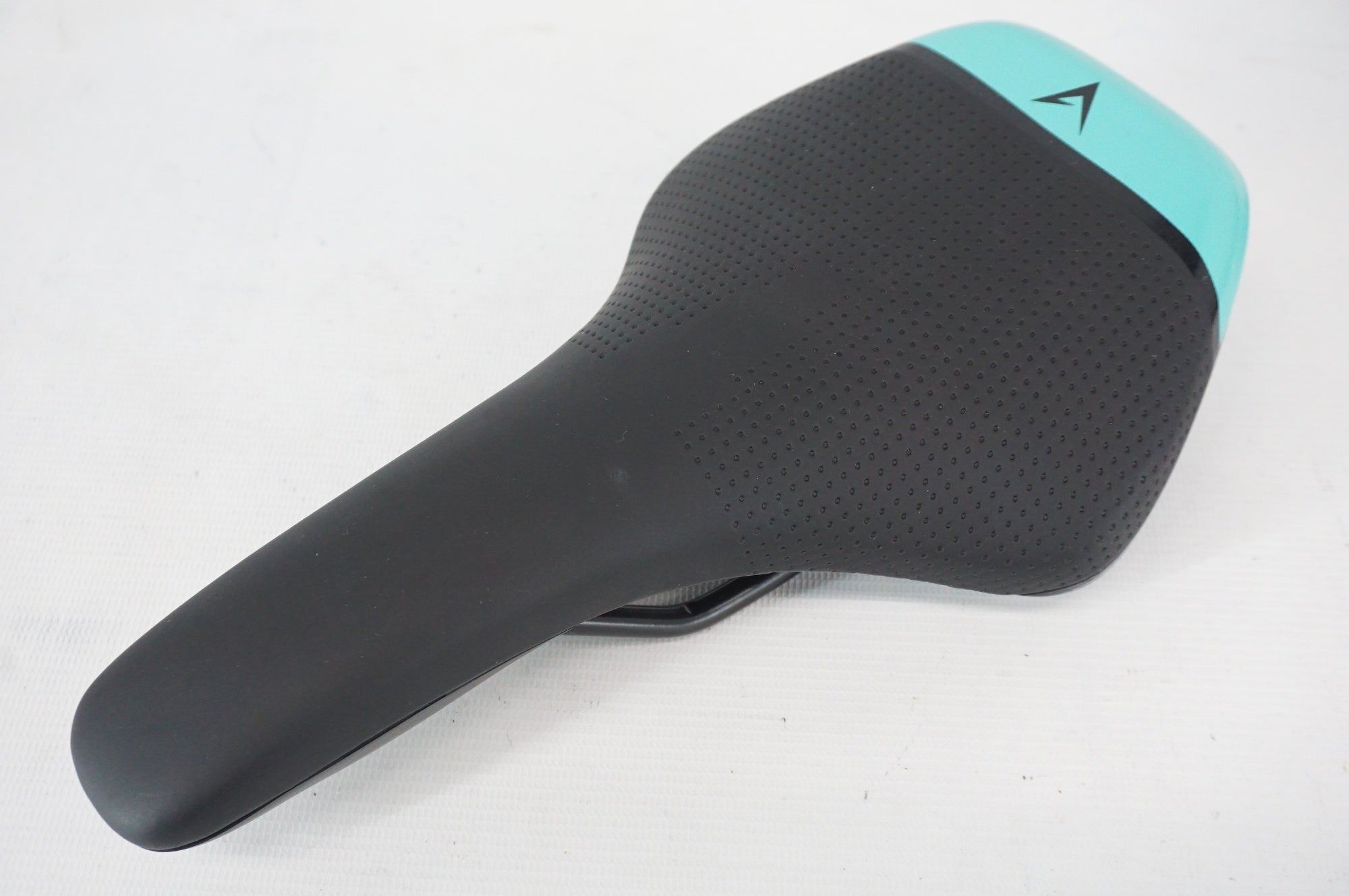 SELLE ROYAL 「セラロイヤル」 VELOMANN BIANCHI サドル / 阪急塚口店