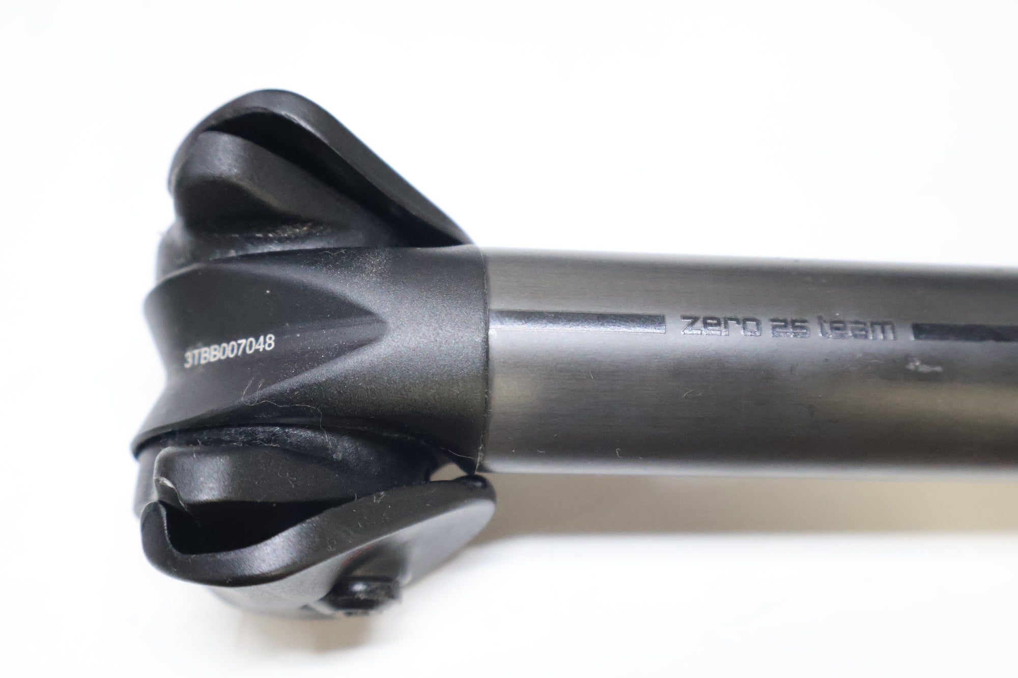 3T 「スリーティー」 ZERO 25 TEAM STEALTH Φ27.2 350mm カーボンシートポスト / 高知店