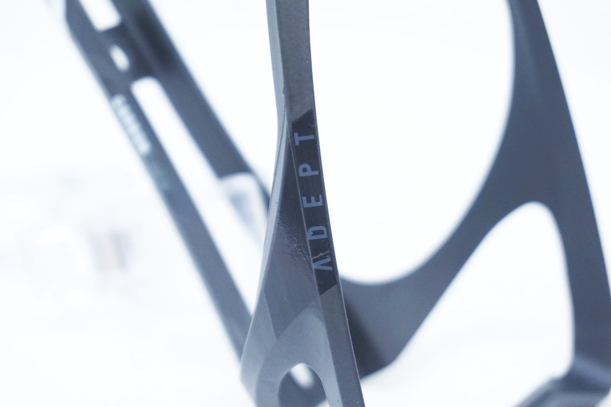 ADEPT 「アデプト」 CARBON FIBER ボトルケージ / 大阪美原北インター店