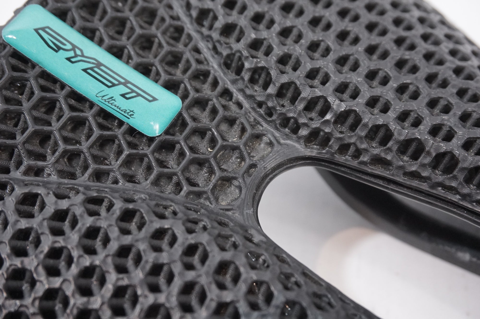 RYET 「リーエト」 3D HONEY COMB サドル / 世田谷店