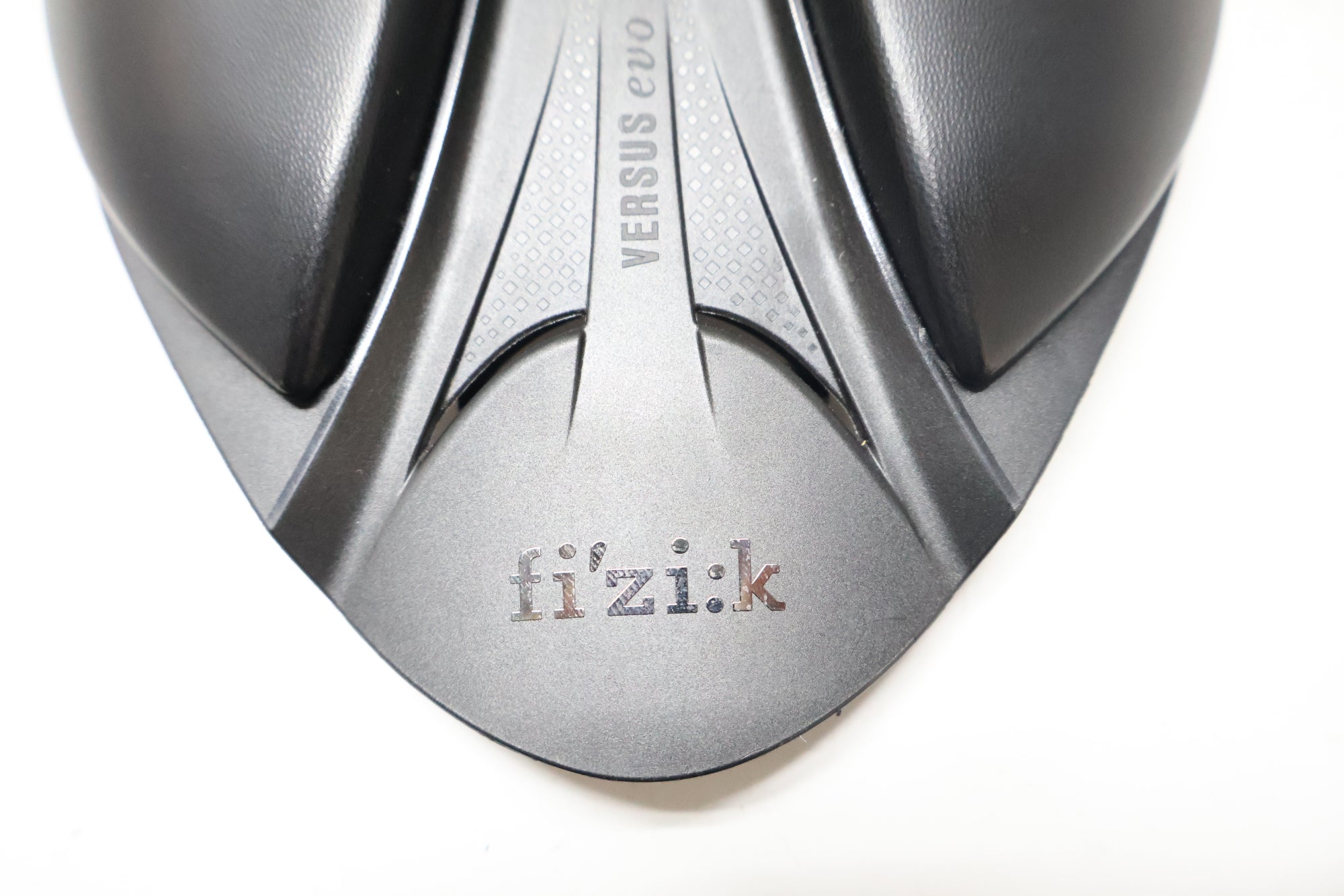 FIZIK 「フィジーク」 ARIONE R3 VERSUS EVO KIUMレール サドル / 高知店