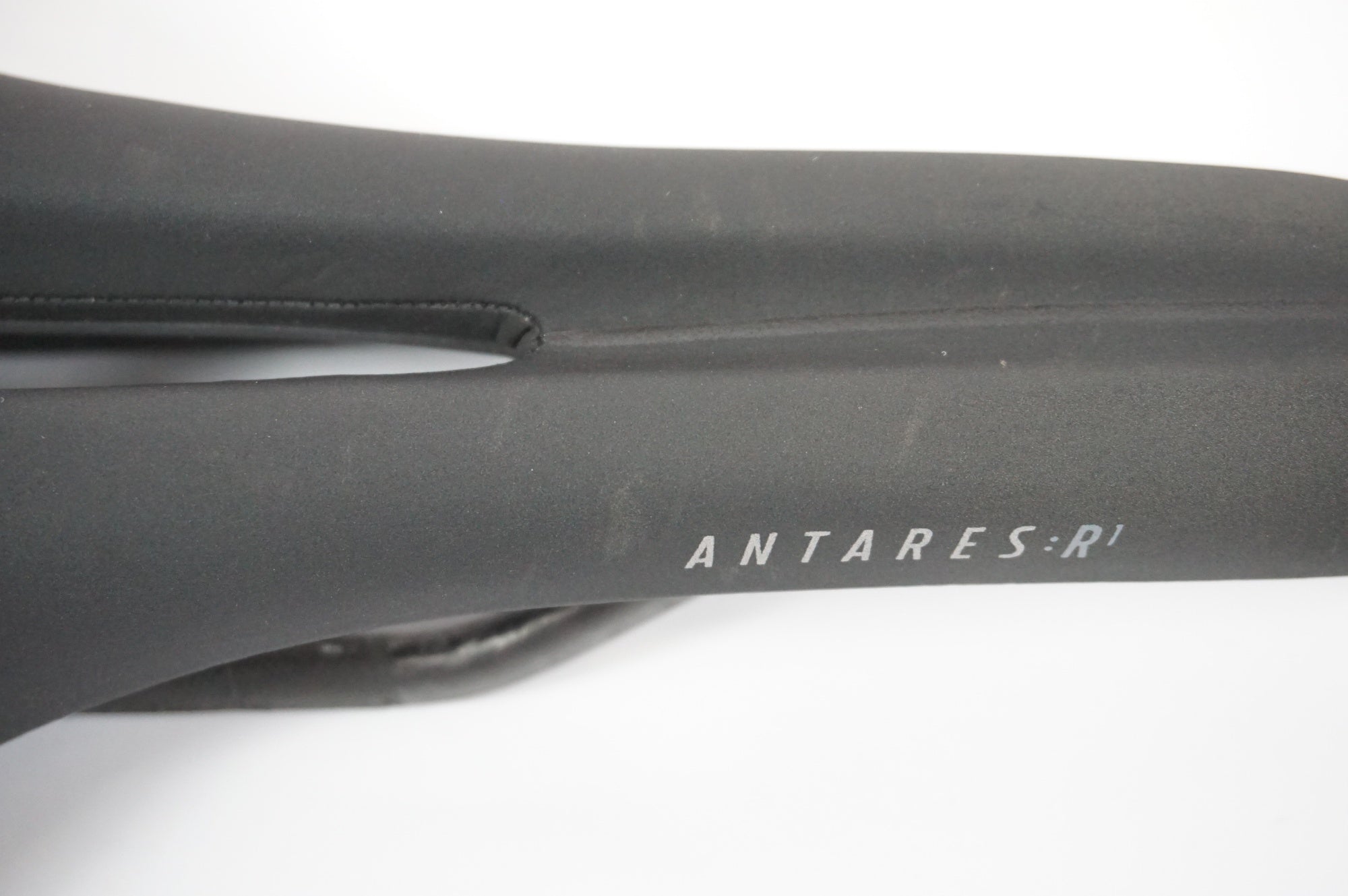 FIZIK 「フィジーク」 ANTARES R1 カーボンレール サドル / 宇都宮店