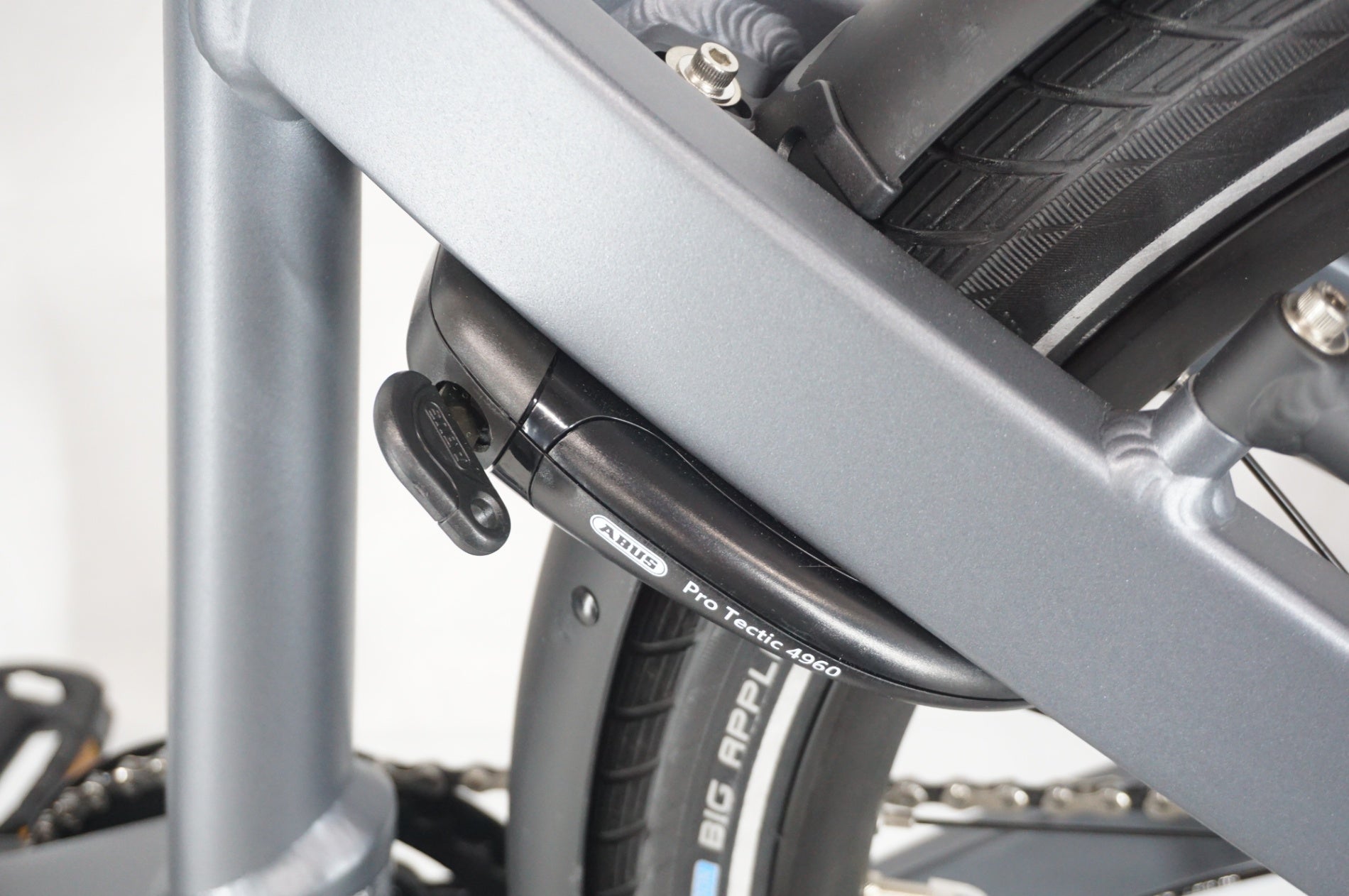 BESV 「ベスビー」 CF1 LINO 2025年モデル 26インチ 電動アシスト自転車 / 阪急塚口店