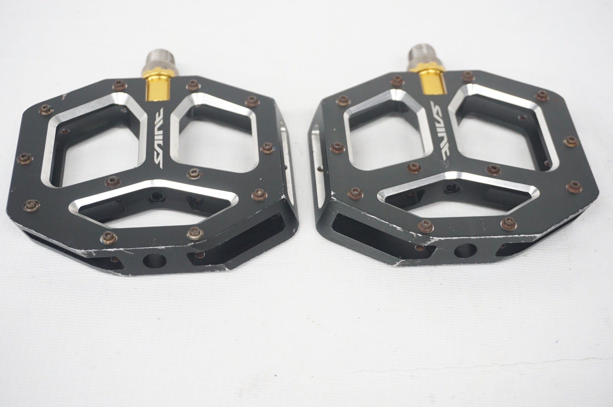 シマノ SHIMANO SAINT PD-M828 フラットペダル MTB Amazon | シマノ PD-M828 フラットペダル EPDM828 ブラック 10 x