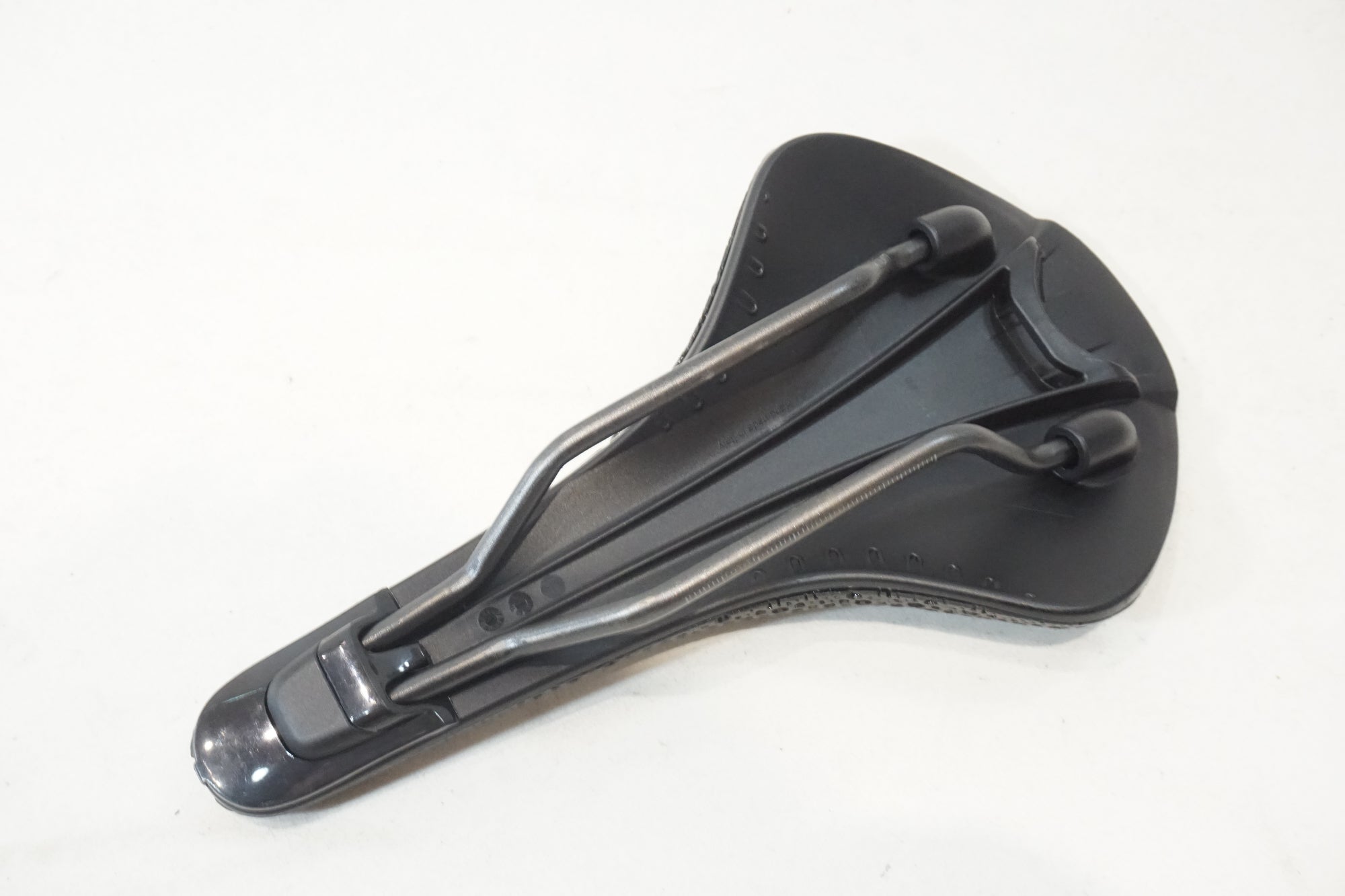 FIZIK 「フィジーク」 VERSUS EVO ADAPTIVE KIUMレール サドル