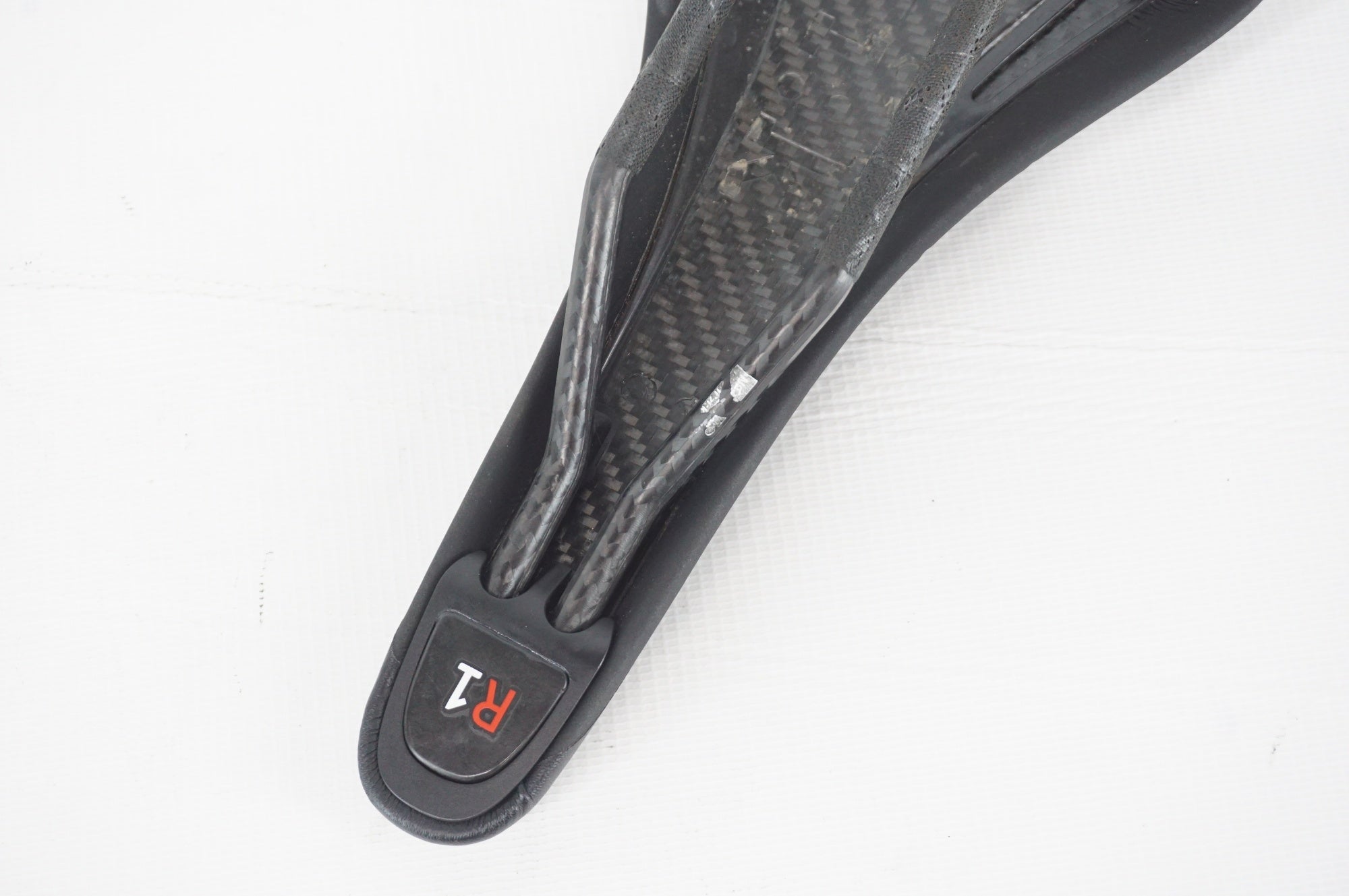 FIZIK 「フィジーク」 ARIONE R1 カーボン サドル / 阪急塚口店