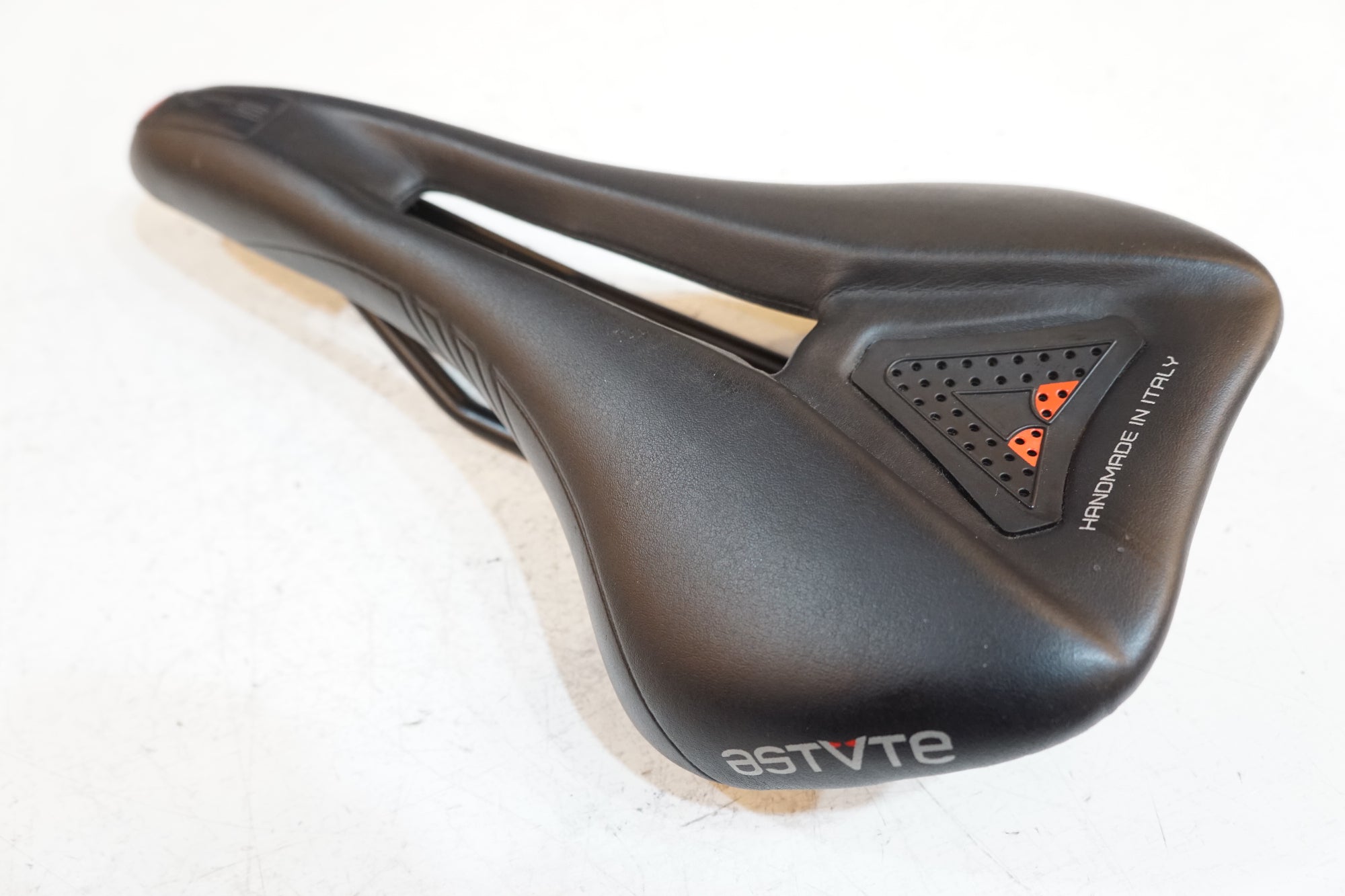 ASTUTE 「アスチュート」 SUN VT サドル / バイチャリ浦和ベース