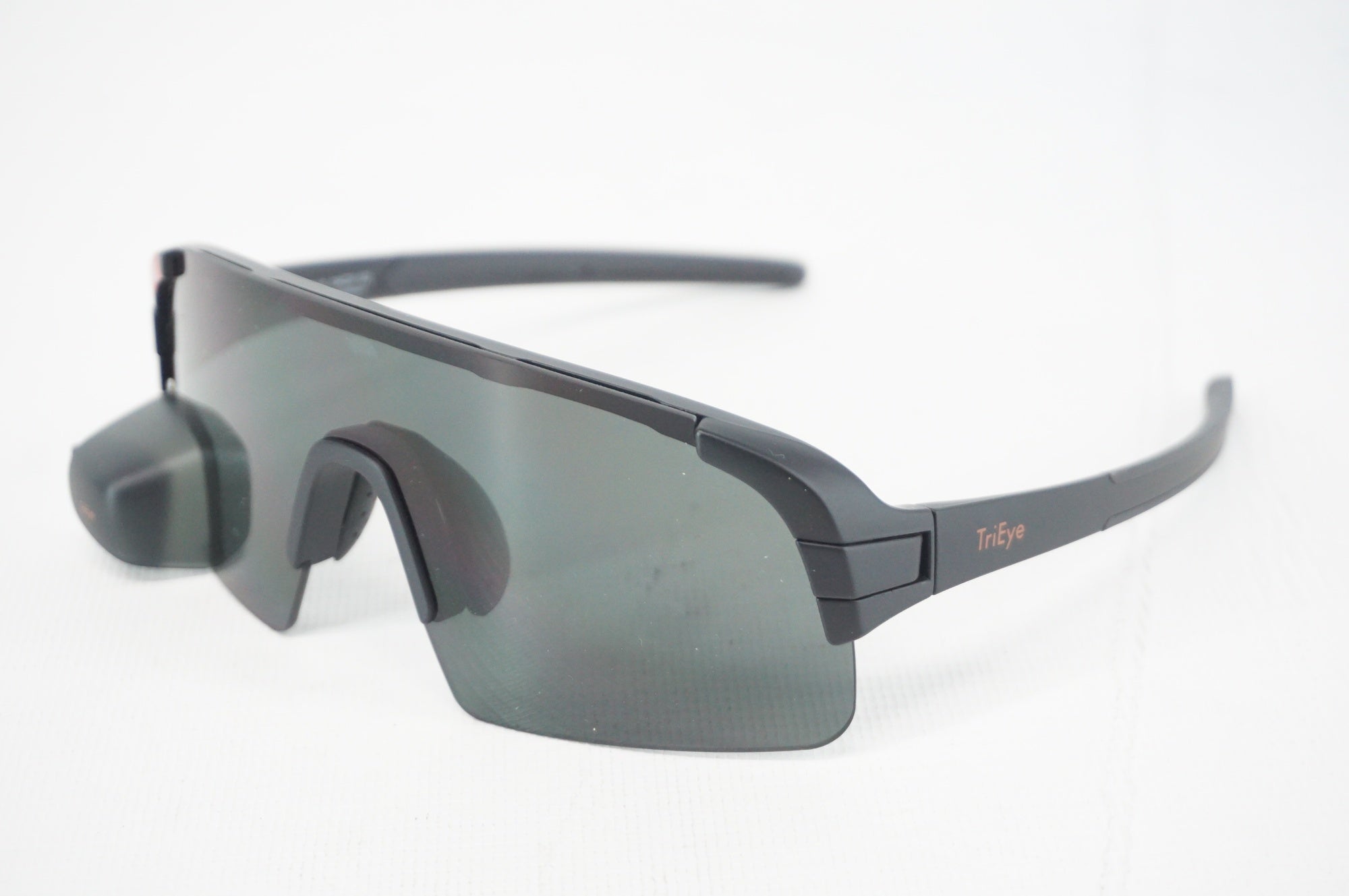 TRIEYE 「トライアイ」 スタンダード スモークレンズ リアミラー搭載 アイウェア / 阪急塚口店