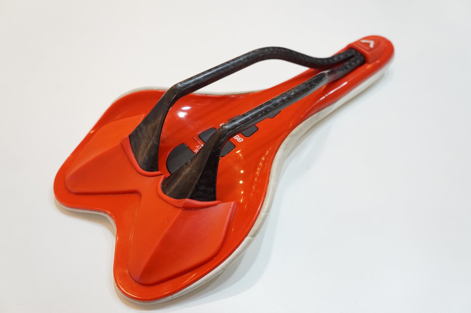 ASTVTE 「アスチュート」 SKYLITE SR サドル / バイチャリ浦和ベース