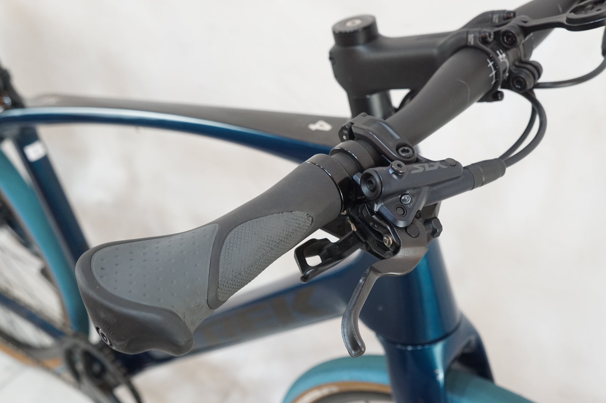 TREK 「トレック」 FX SPORT4 CARBON 2022-2024年モデル クロスバイク