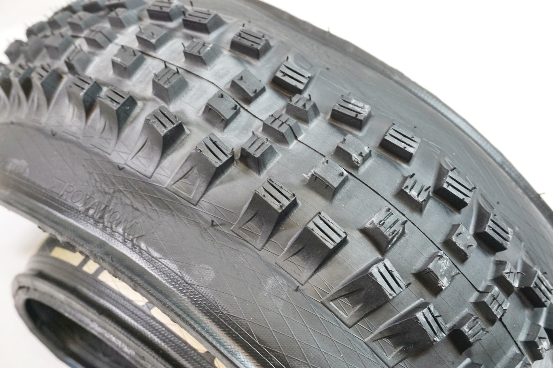 SCHWALBE 「シュワルベ」 MAGIC MARY ブロックタイヤ / 有明ガーデン店