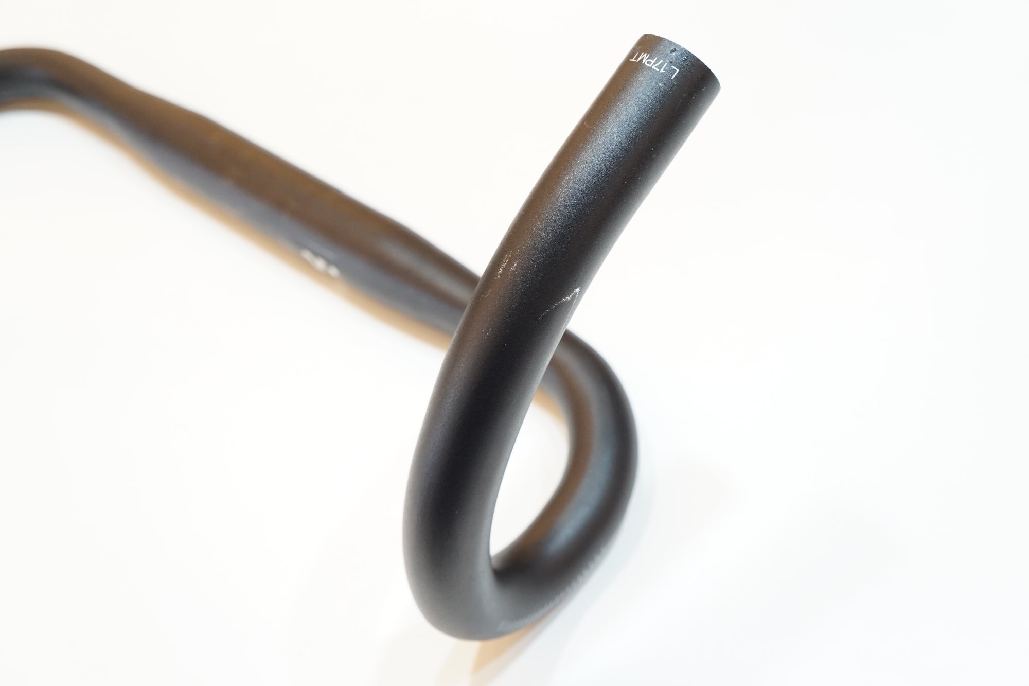 FIZIK 「フィジーク」 CYRANO R3 φ31.8 390mm ハンドル / バイチャリ浦和ベース